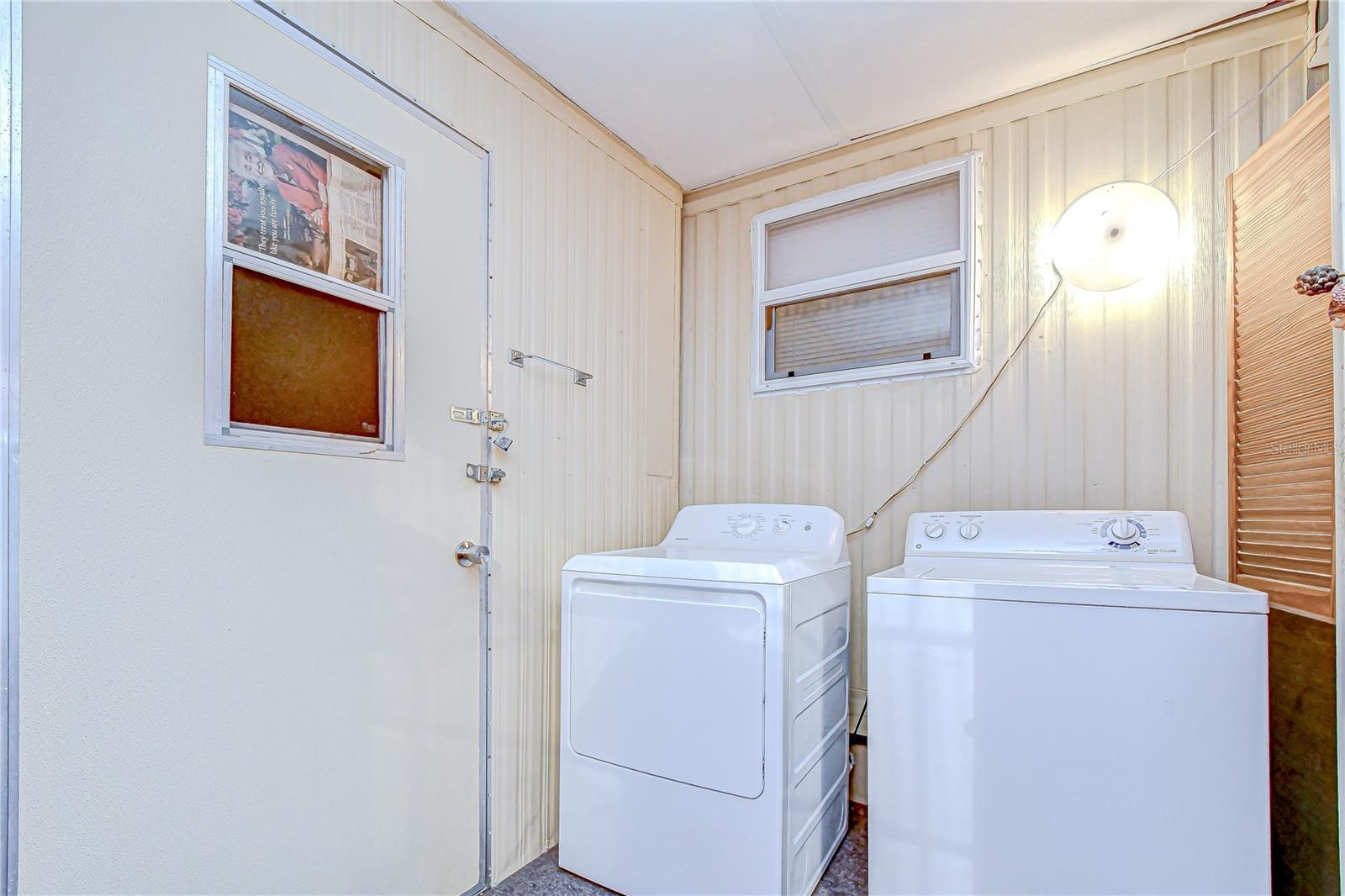 Image 22 of 46 For 38641 Lansing Avenue