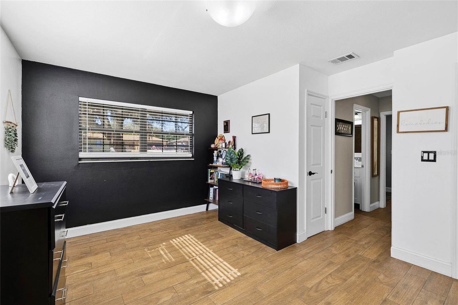 Image 14 of 31 For 965 Lyle Avenue