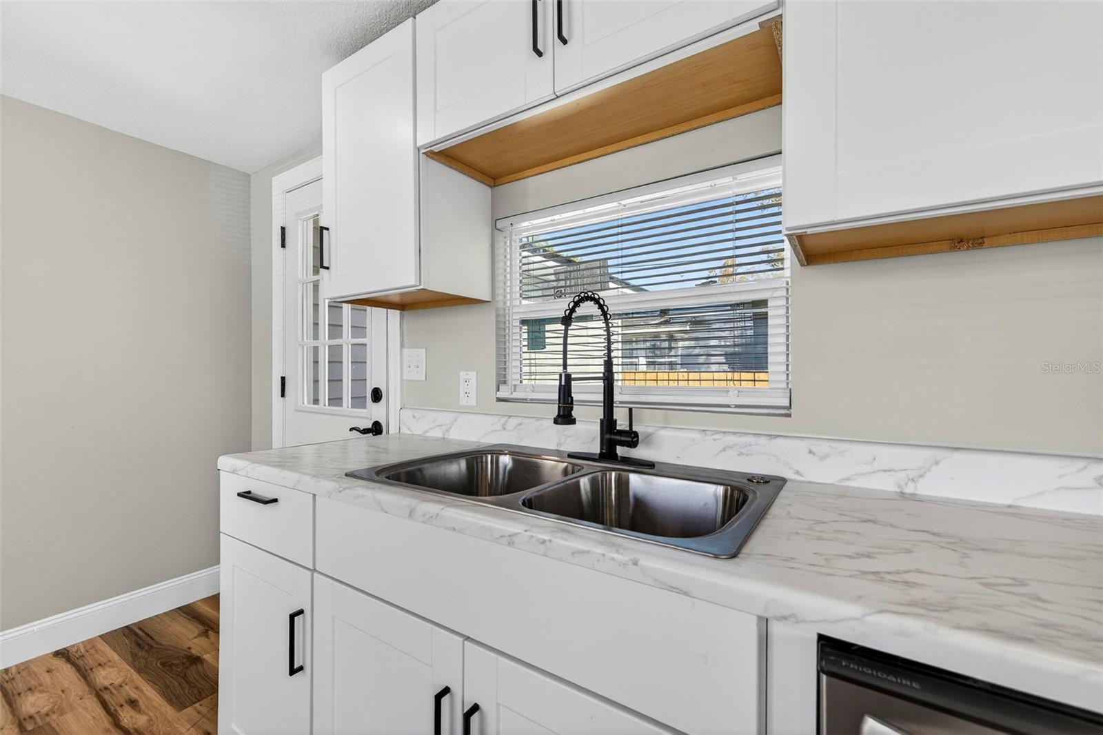 Listing photo id 11 for 4063 2nd Avenue S