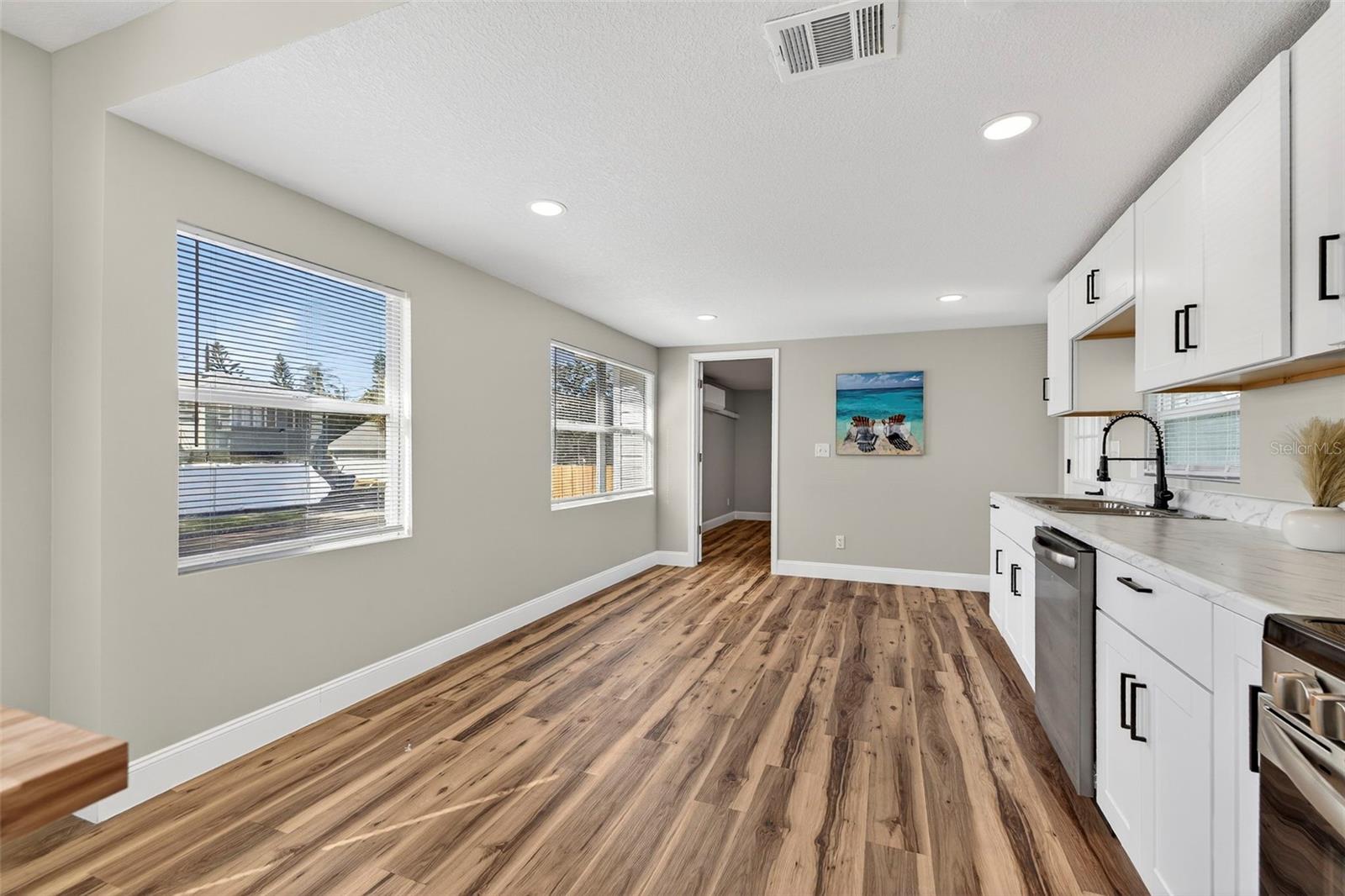 Listing photo id 13 for 4063 2nd Avenue S