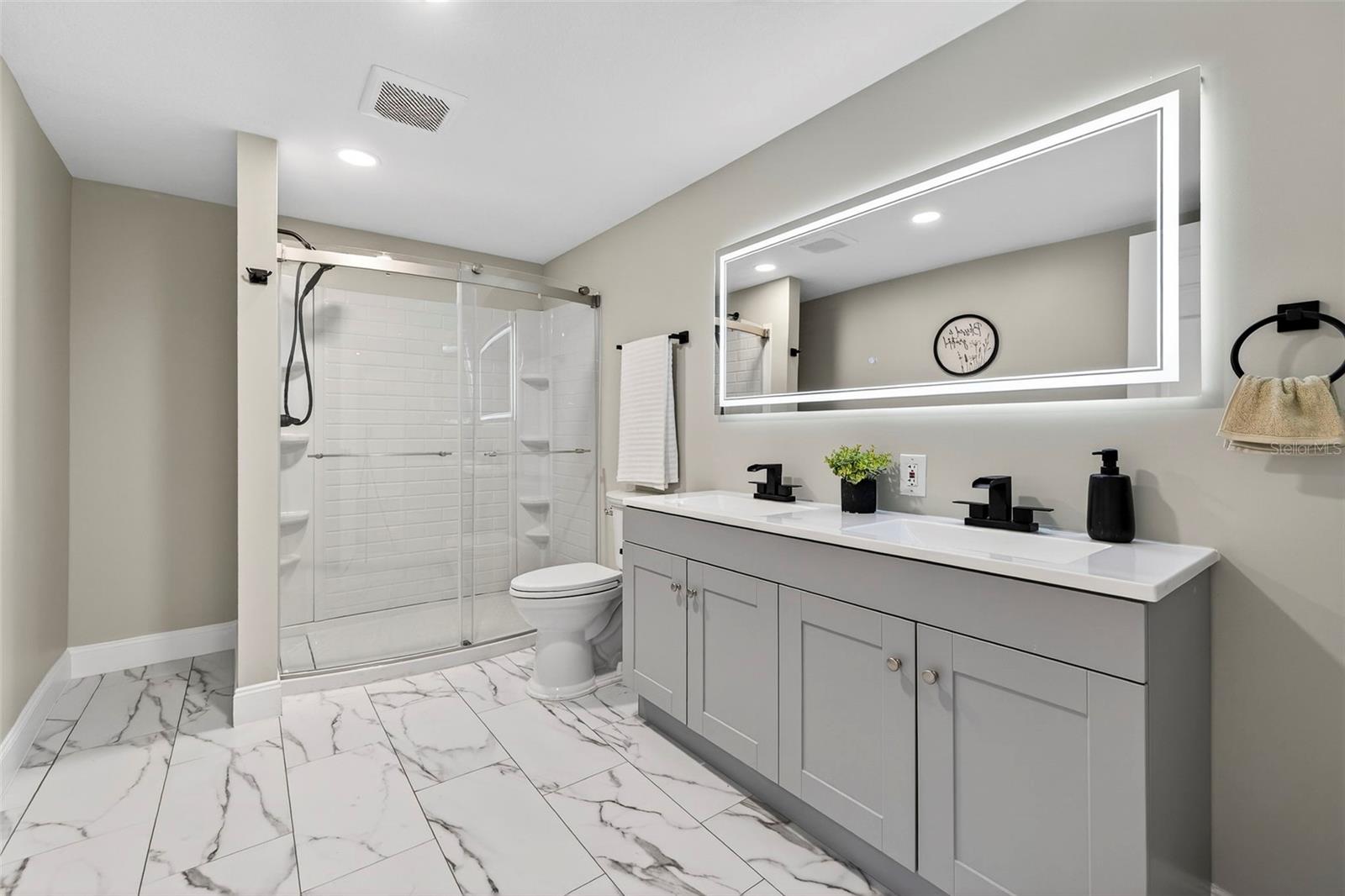 Listing photo id 18 for 4063 2nd Avenue S