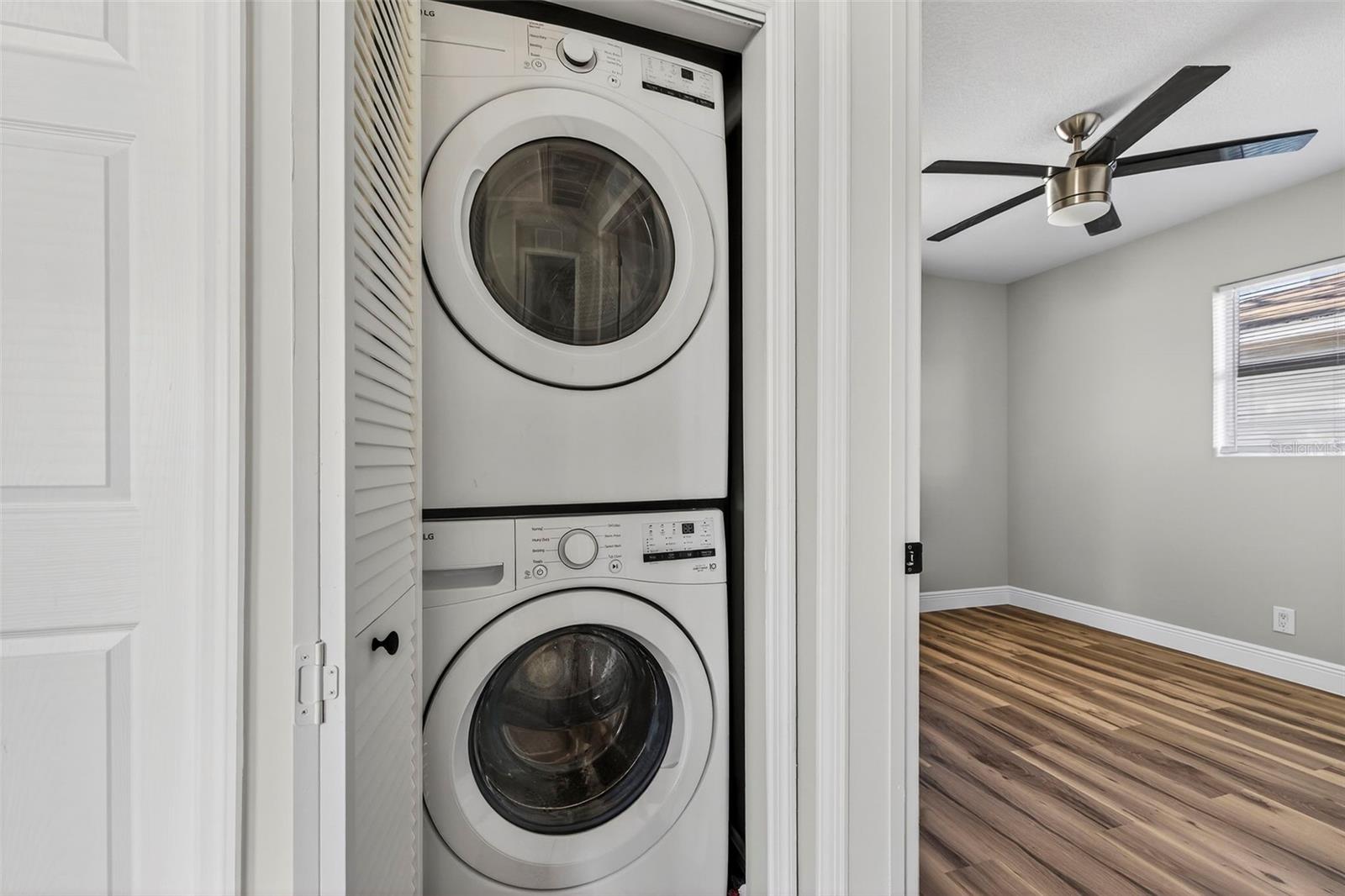 Listing photo id 23 for 4063 2nd Avenue S