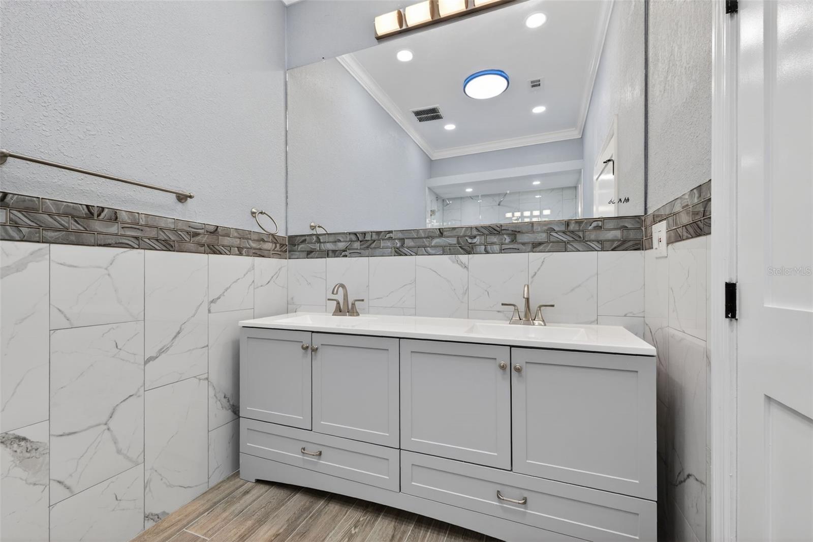 Image 25 of 41 For 2835 Shelton Avenue