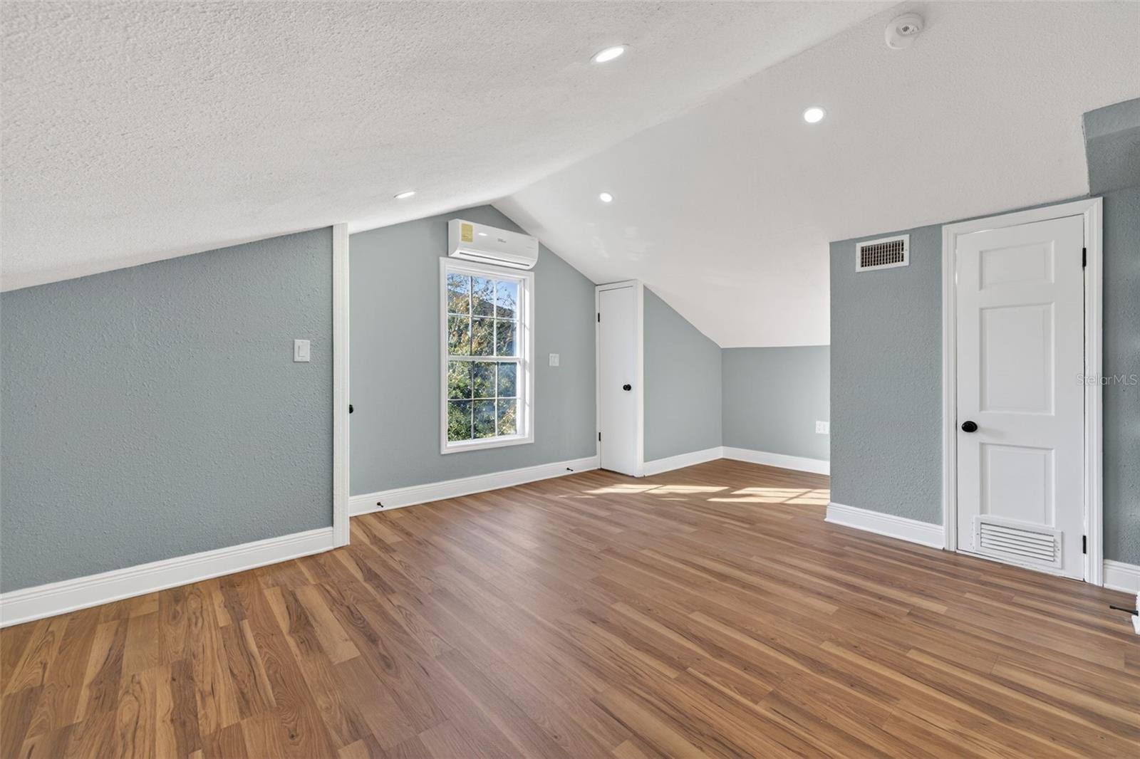 Image 30 of 41 For 2835 Shelton Avenue