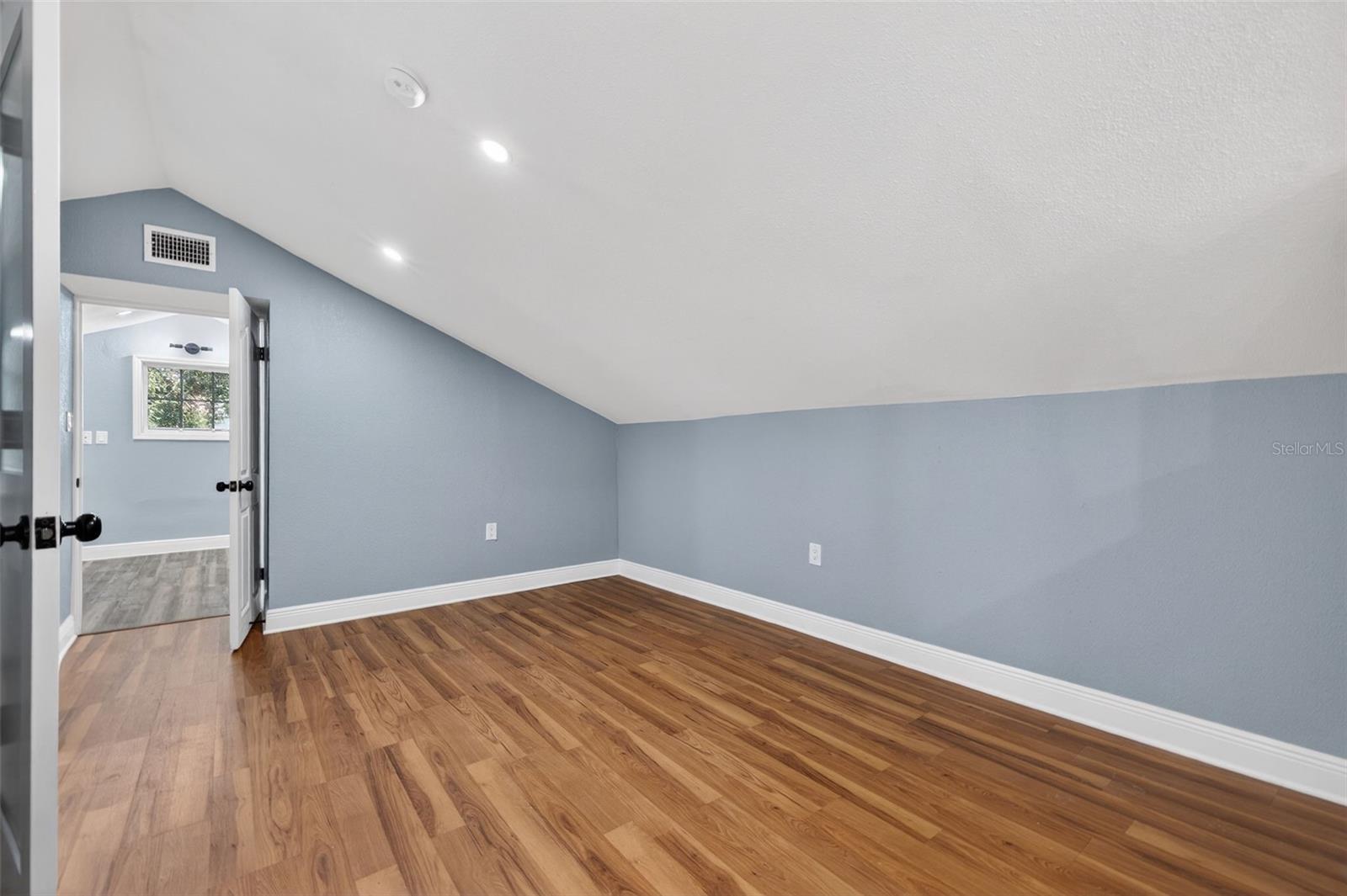 Image 31 of 41 For 2835 Shelton Avenue