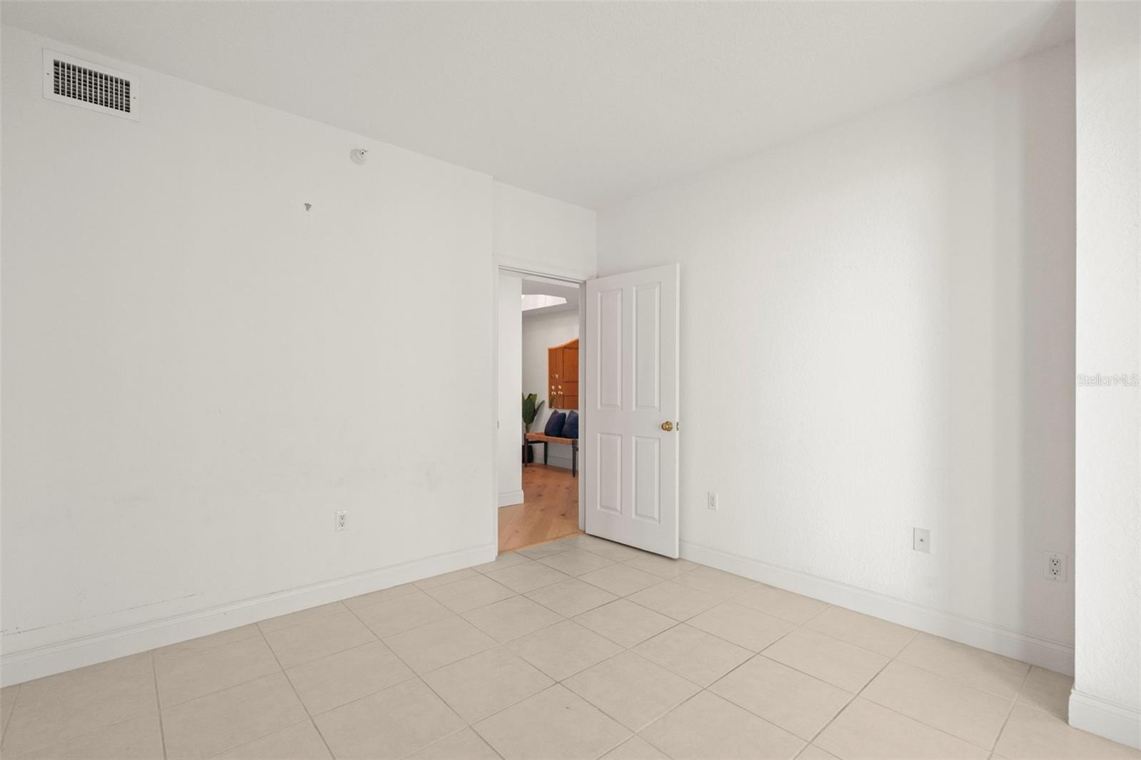 Listing photo id 45 for 1170 Gulf Boulevard 1105