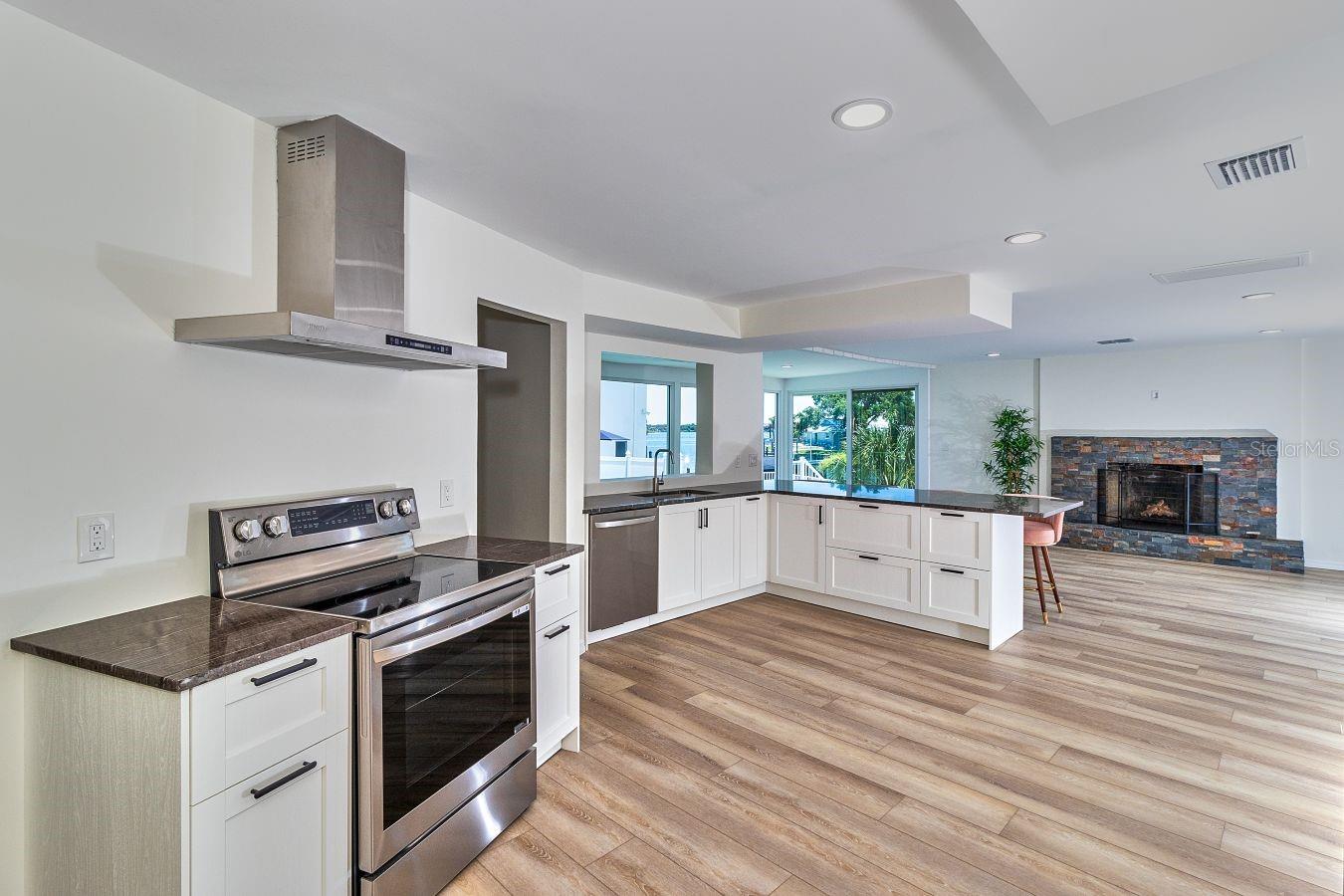 Image 10 of 39 For 451 Palm Island Ne