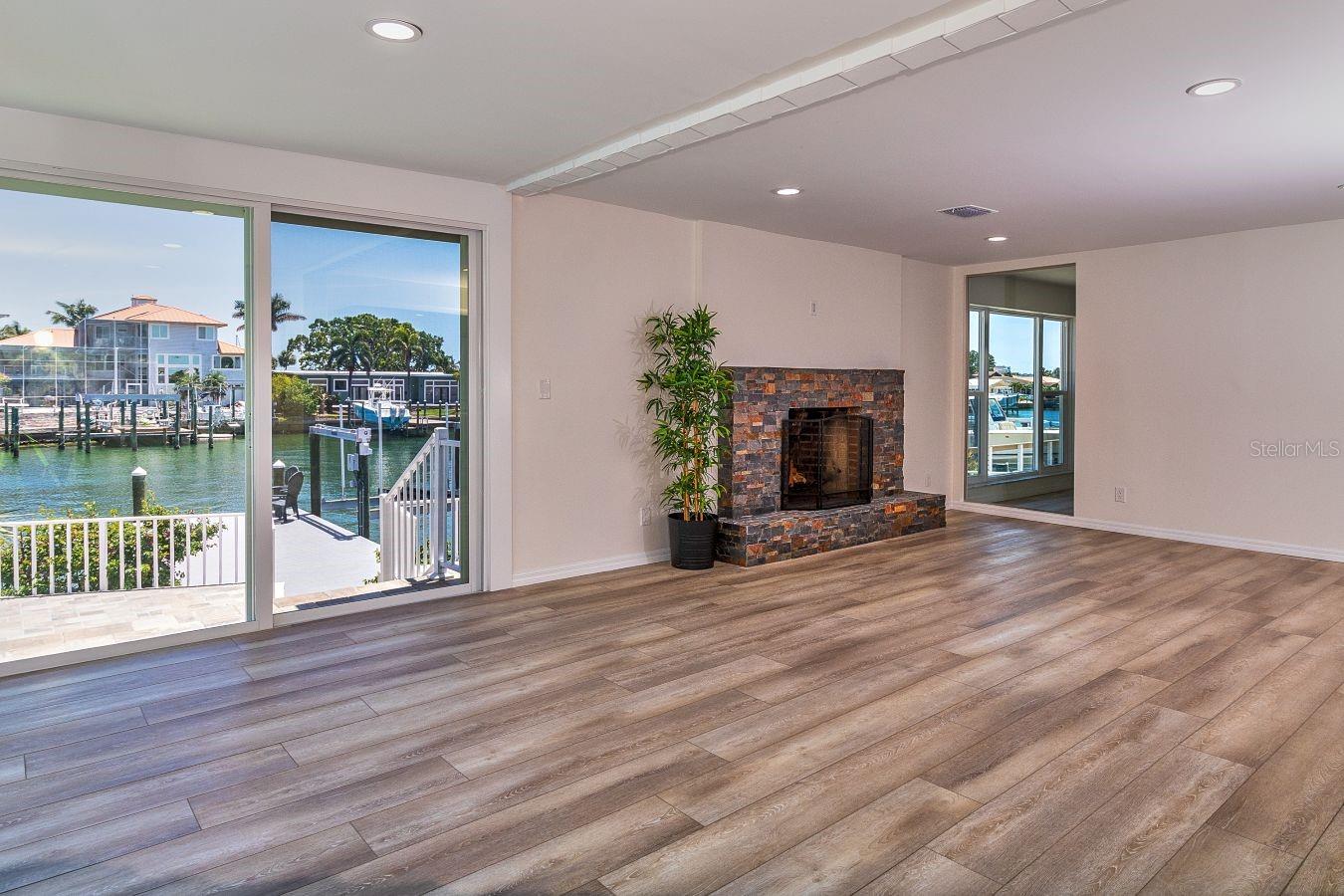 Image 14 of 39 For 451 Palm Island Ne