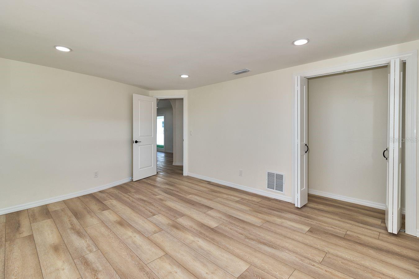 Image 23 of 39 For 451 Palm Island Ne