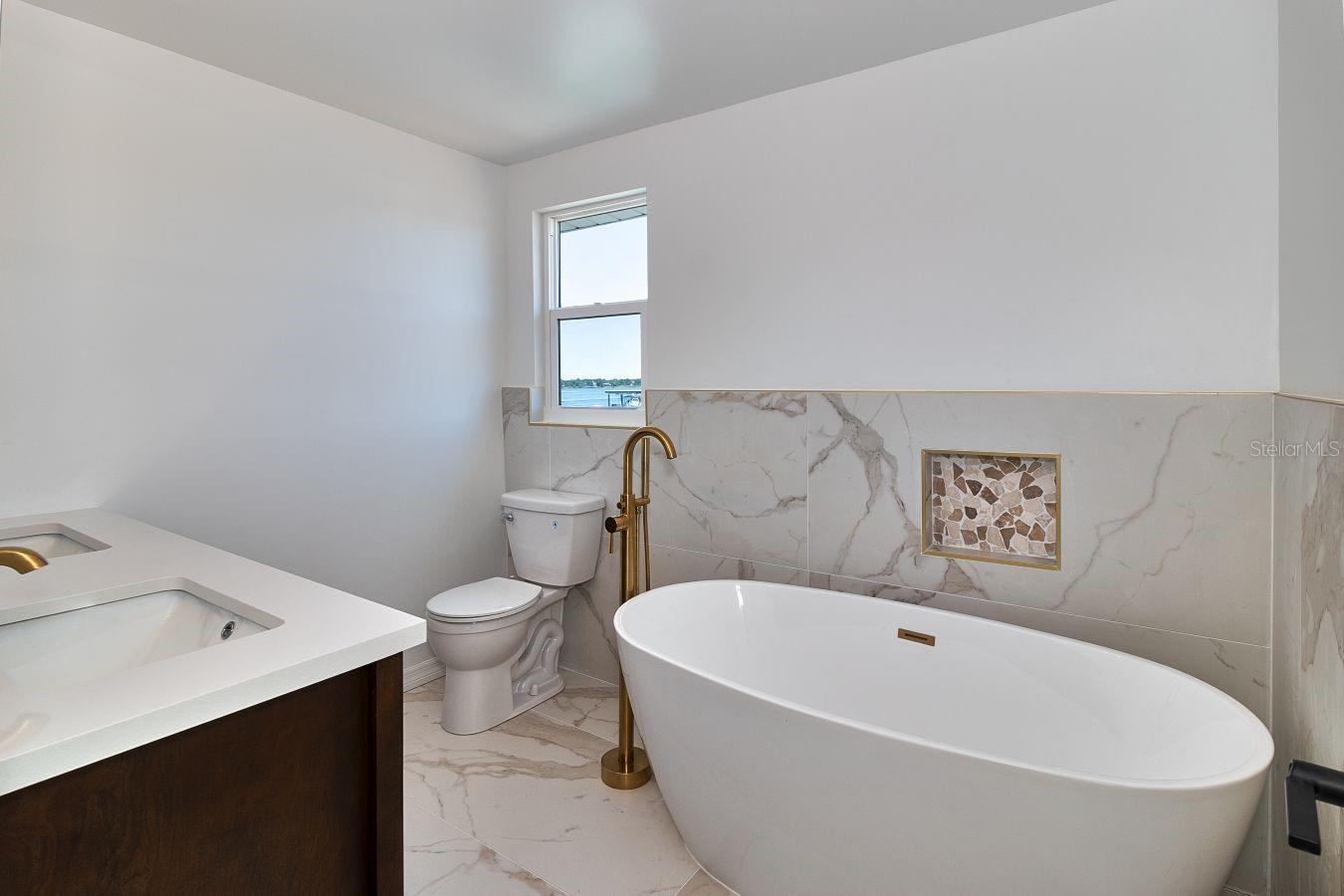 Image 24 of 39 For 451 Palm Island Ne