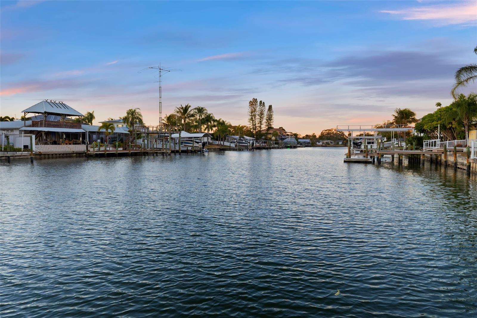 Listing photo id 9 for 3936 Versailles Drive