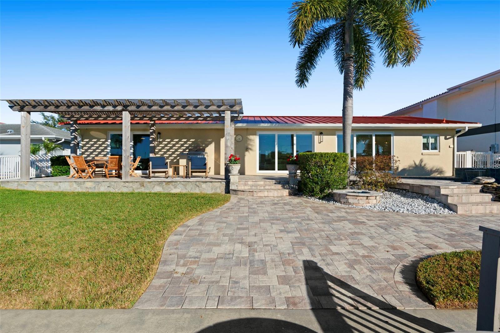 Listing photo id 10 for 3936 Versailles Drive