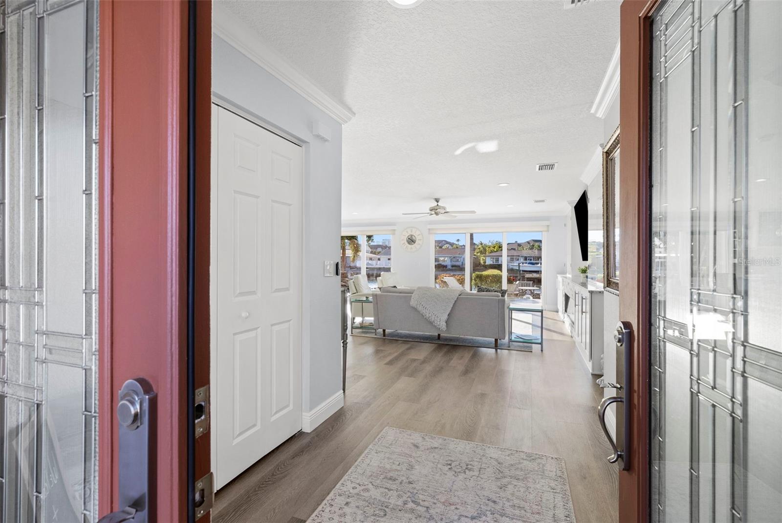 Listing photo id 13 for 3936 Versailles Drive