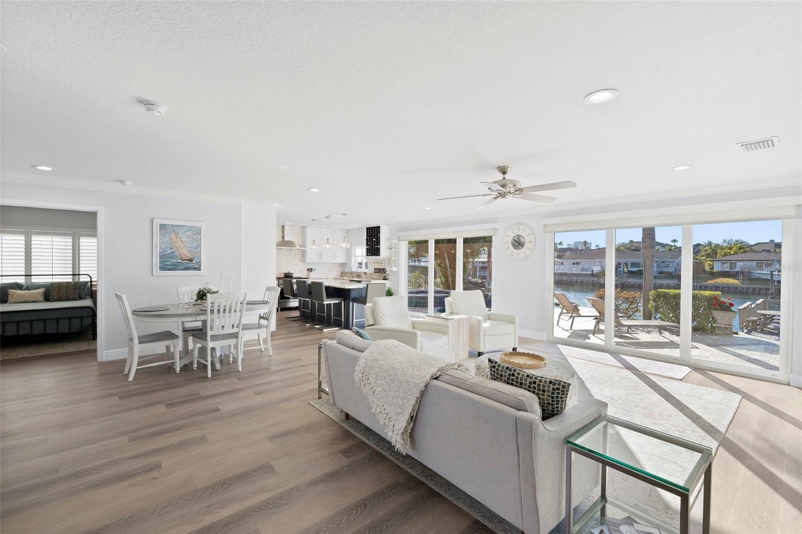 Listing photo id 14 for 3936 Versailles Drive