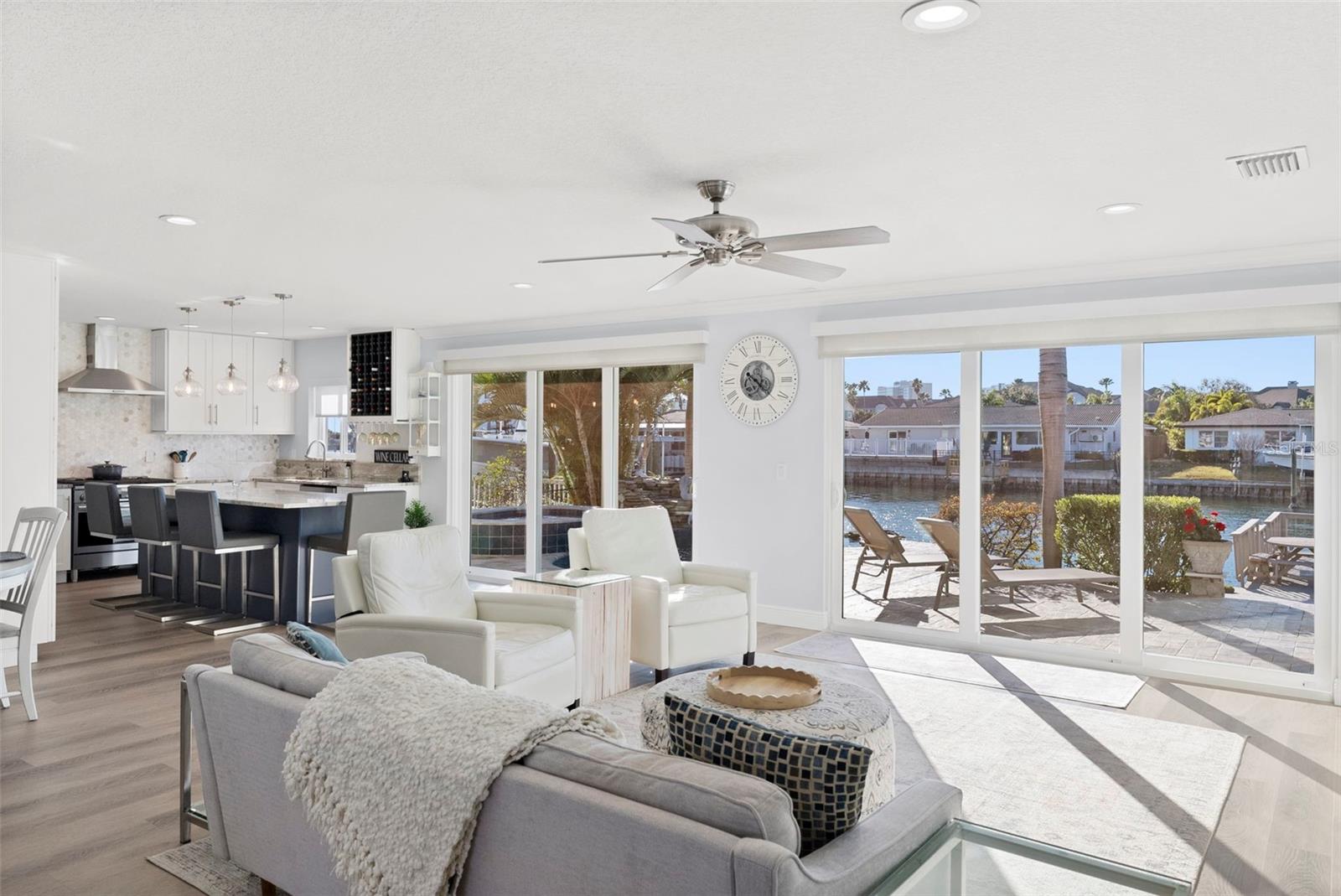 Listing photo id 15 for 3936 Versailles Drive