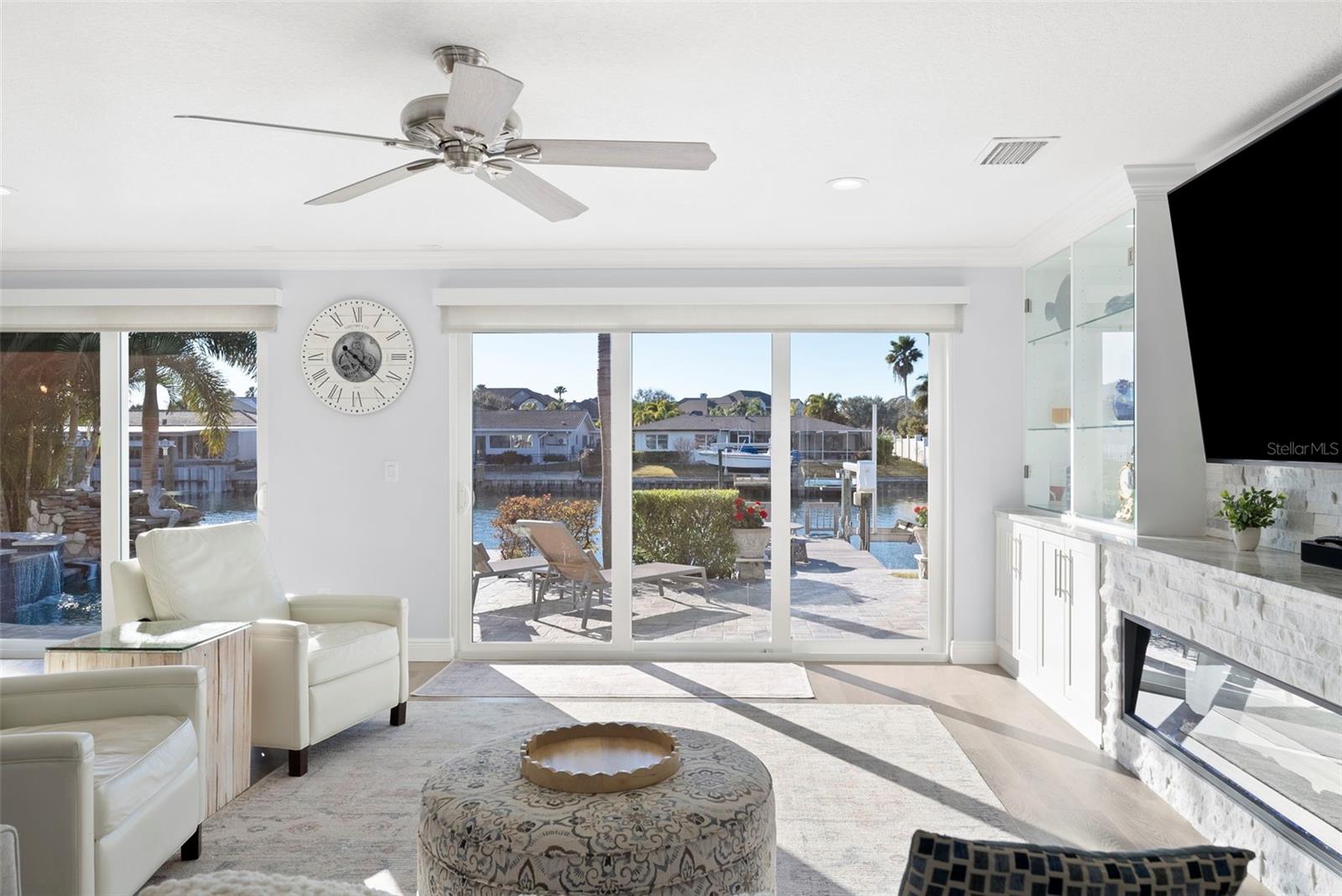 Listing photo id 16 for 3936 Versailles Drive