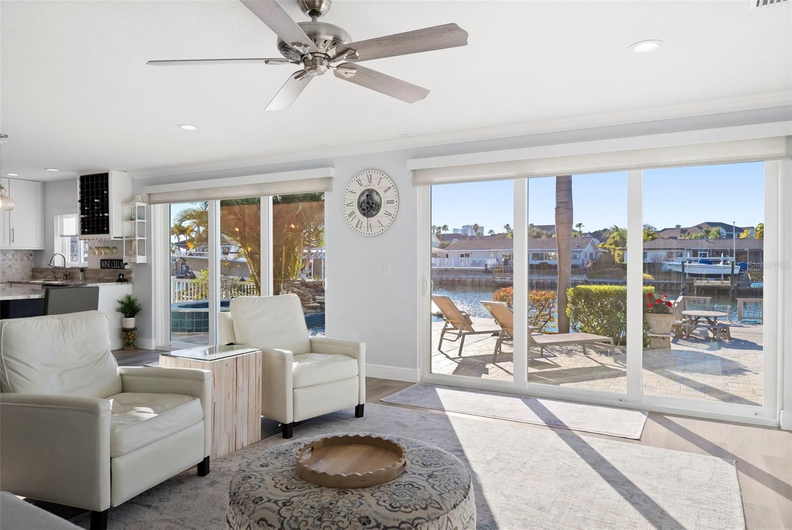 Listing photo id 18 for 3936 Versailles Drive