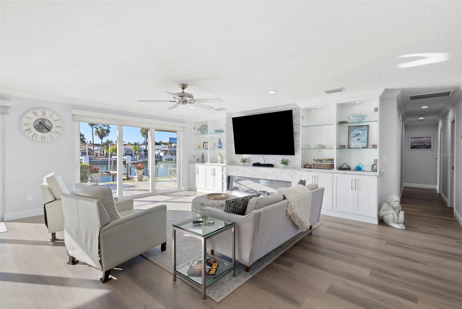 Listing photo id 19 for 3936 Versailles Drive