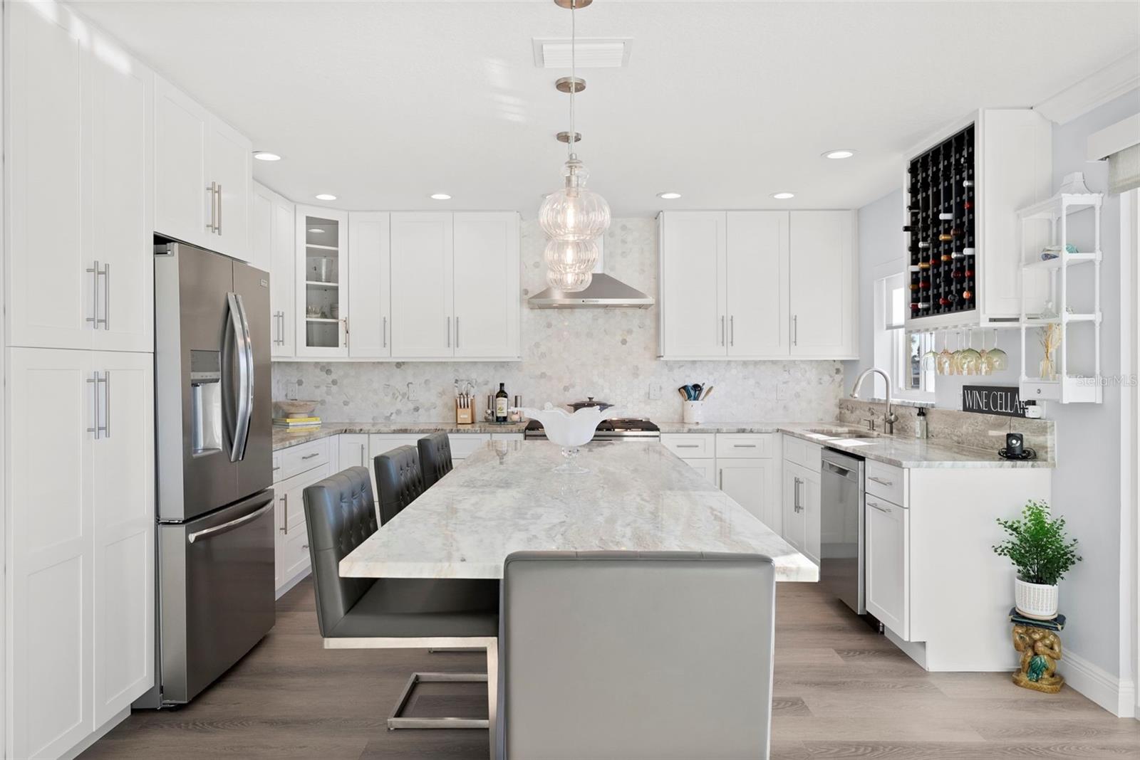 Listing photo id 25 for 3936 Versailles Drive