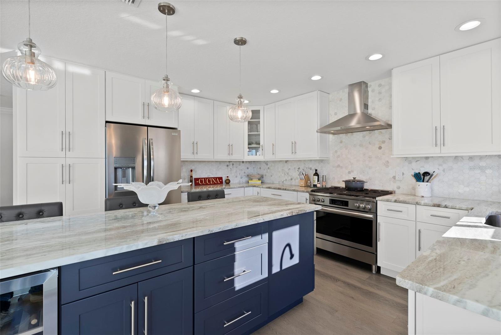 Listing photo id 27 for 3936 Versailles Drive