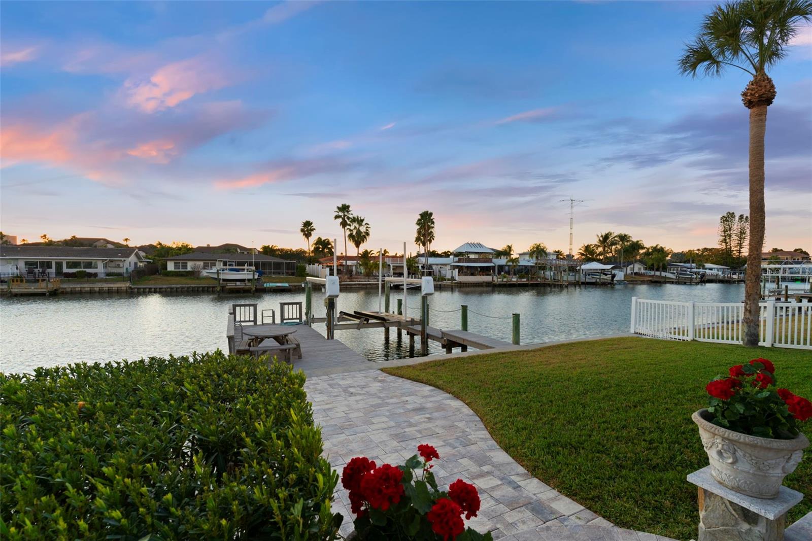 Listing photo id 1 for 3936 Versailles Drive