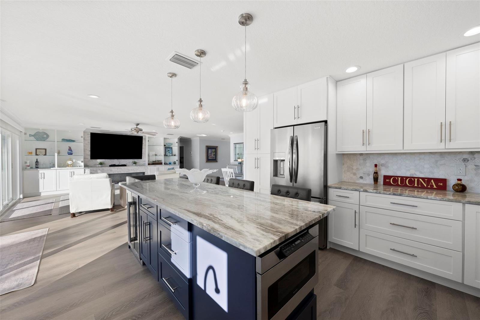 Listing photo id 29 for 3936 Versailles Drive