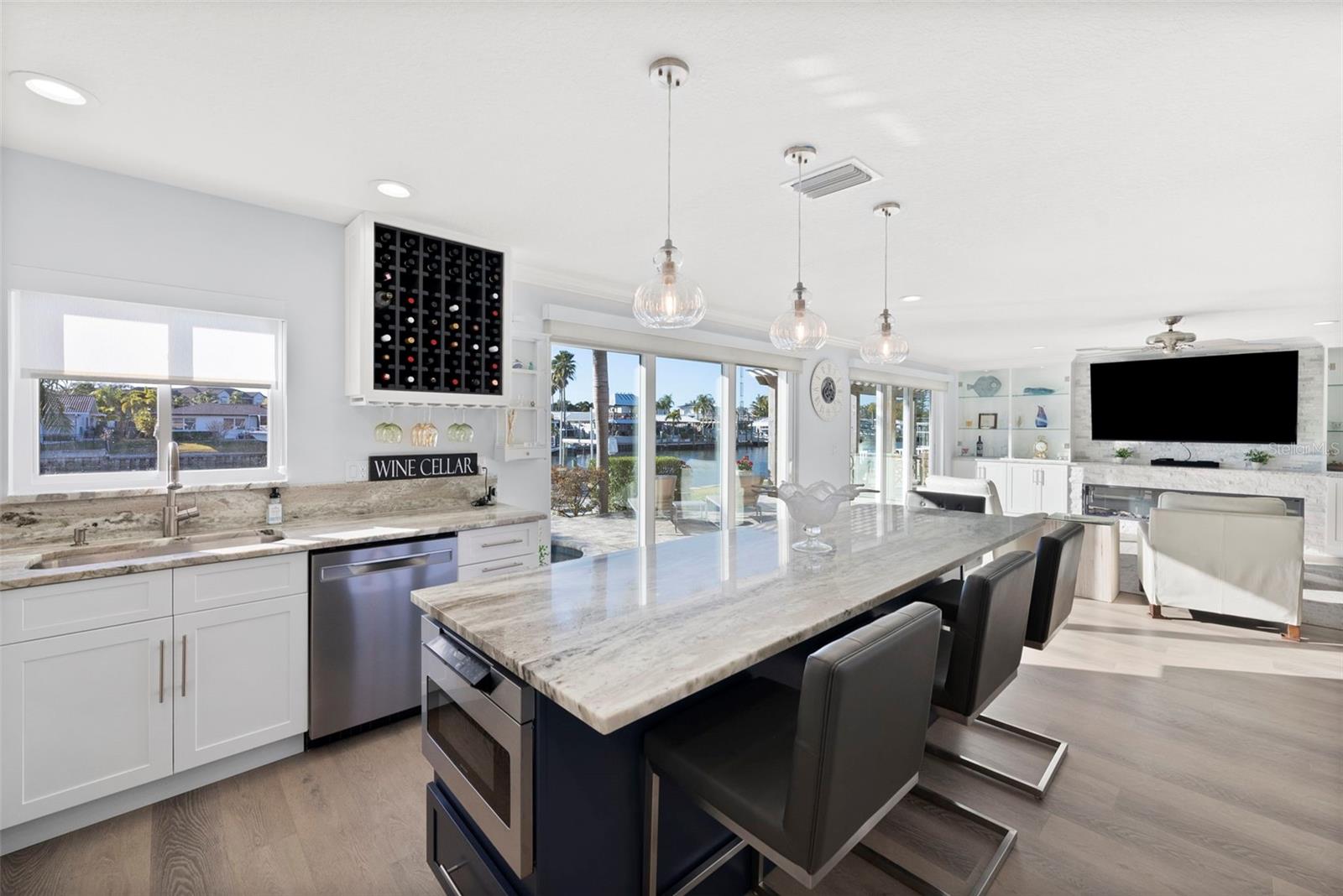 Listing photo id 30 for 3936 Versailles Drive