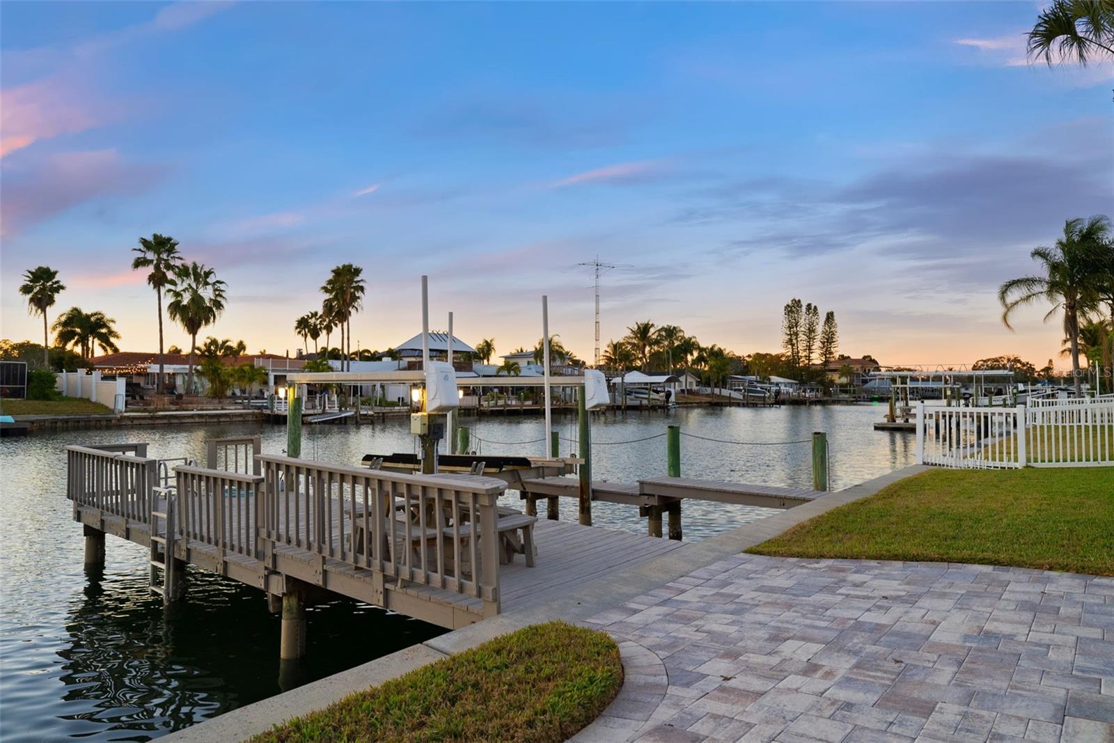 Listing photo id 2 for 3936 Versailles Drive