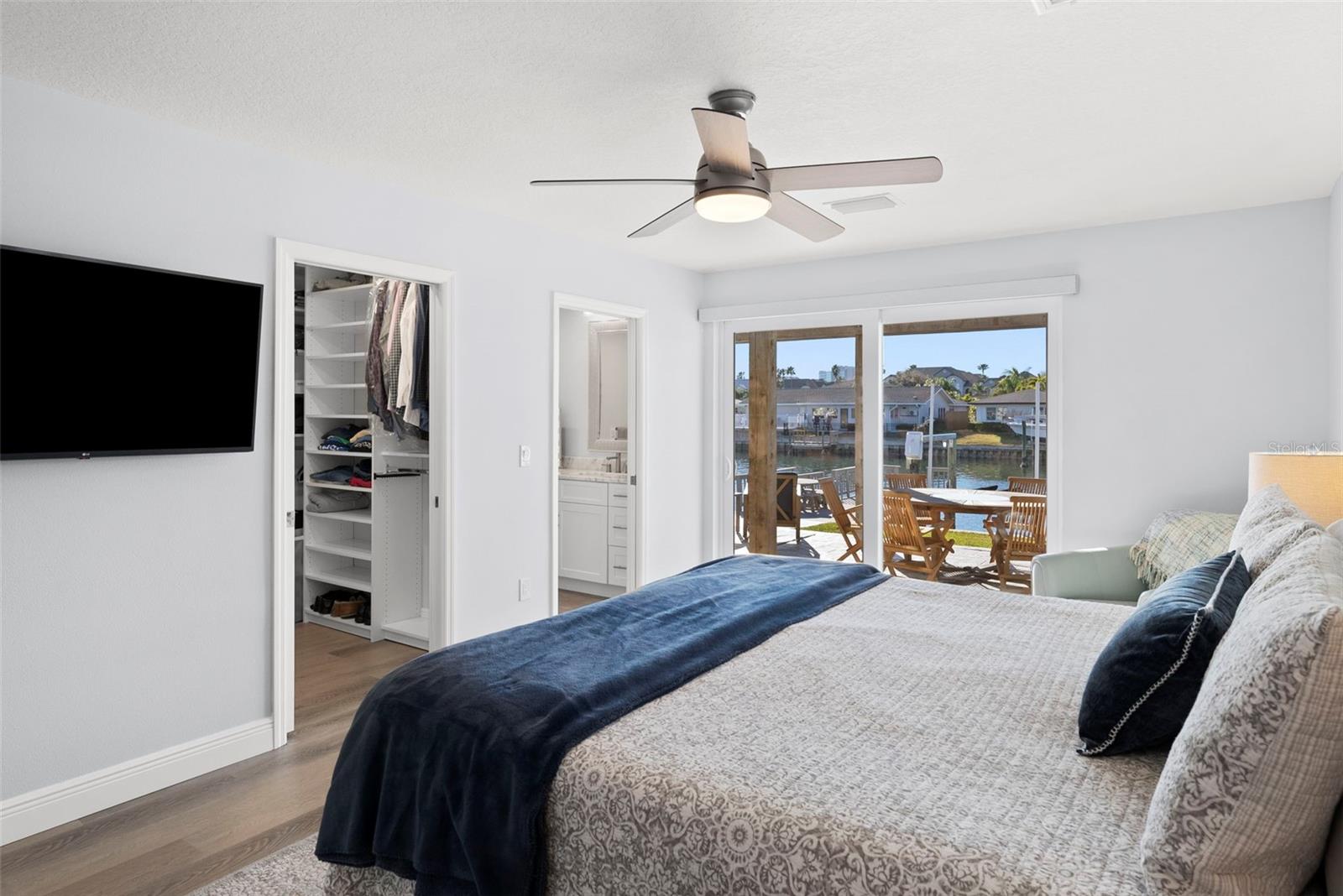 Listing photo id 42 for 3936 Versailles Drive