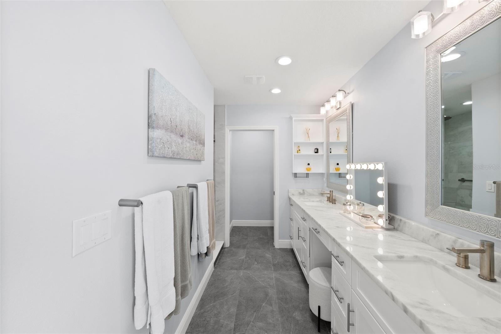 Listing photo id 45 for 3936 Versailles Drive