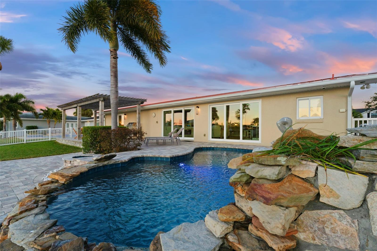 Listing photo id 3 for 3936 Versailles Drive