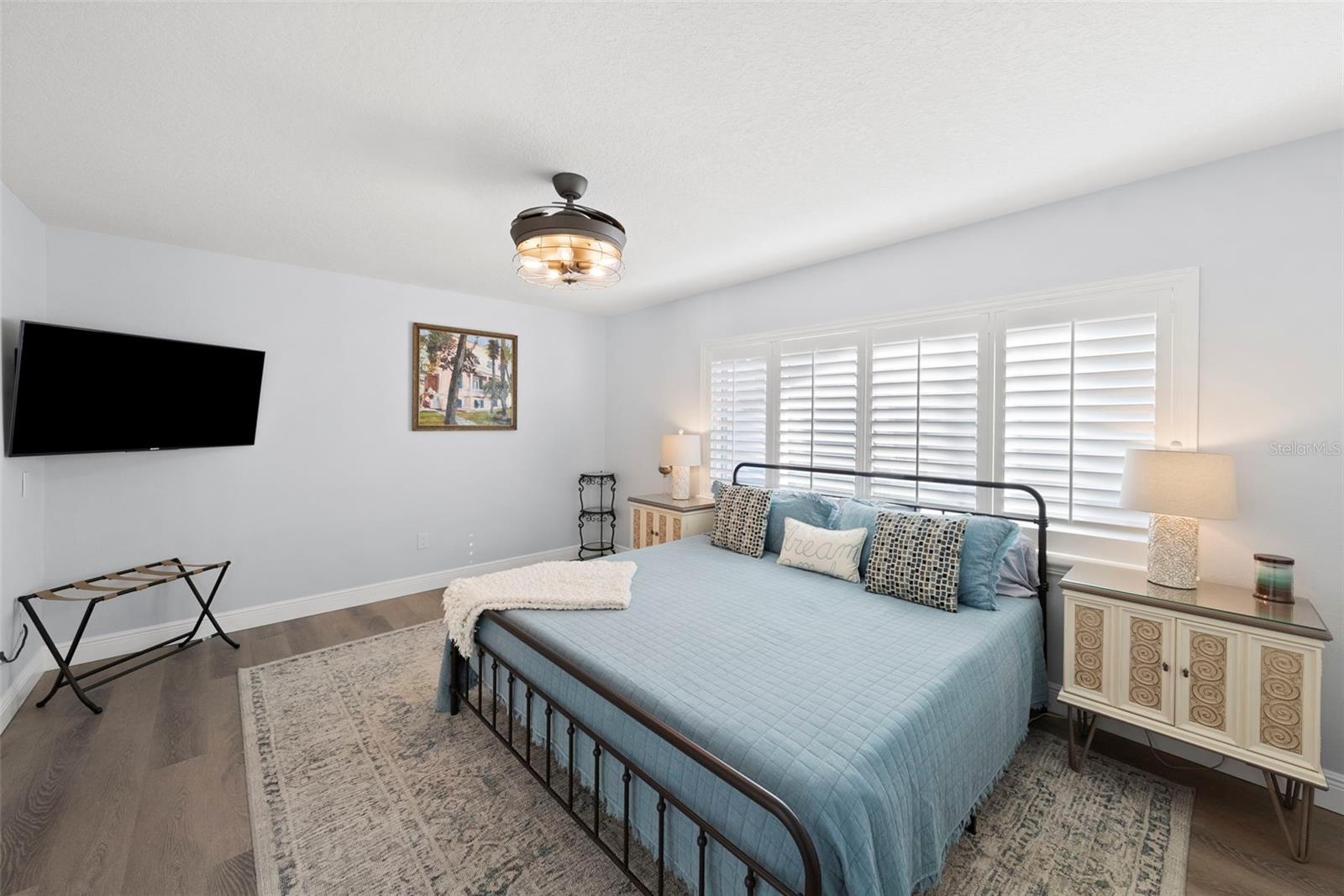 Listing photo id 49 for 3936 Versailles Drive