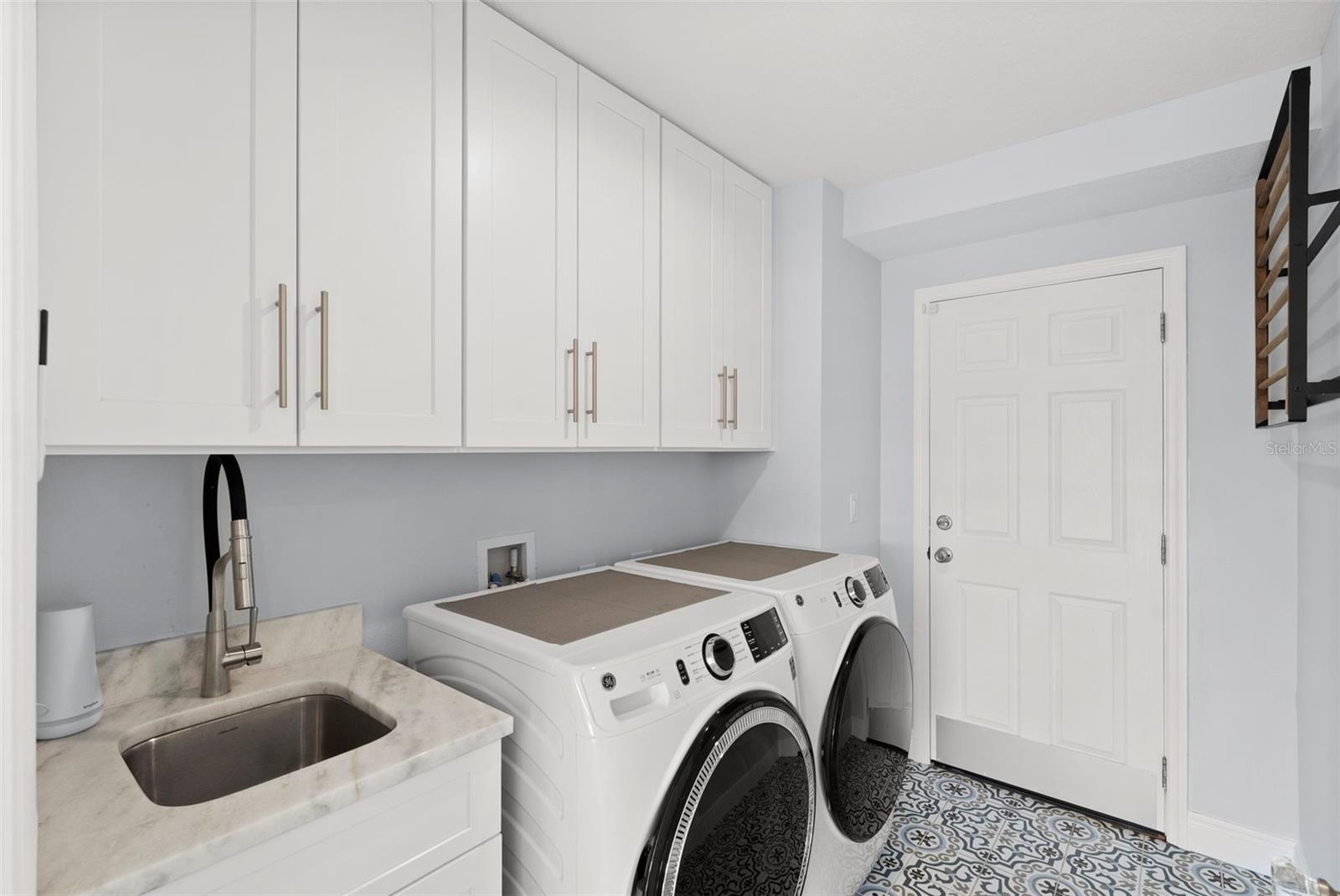 Listing photo id 52 for 3936 Versailles Drive