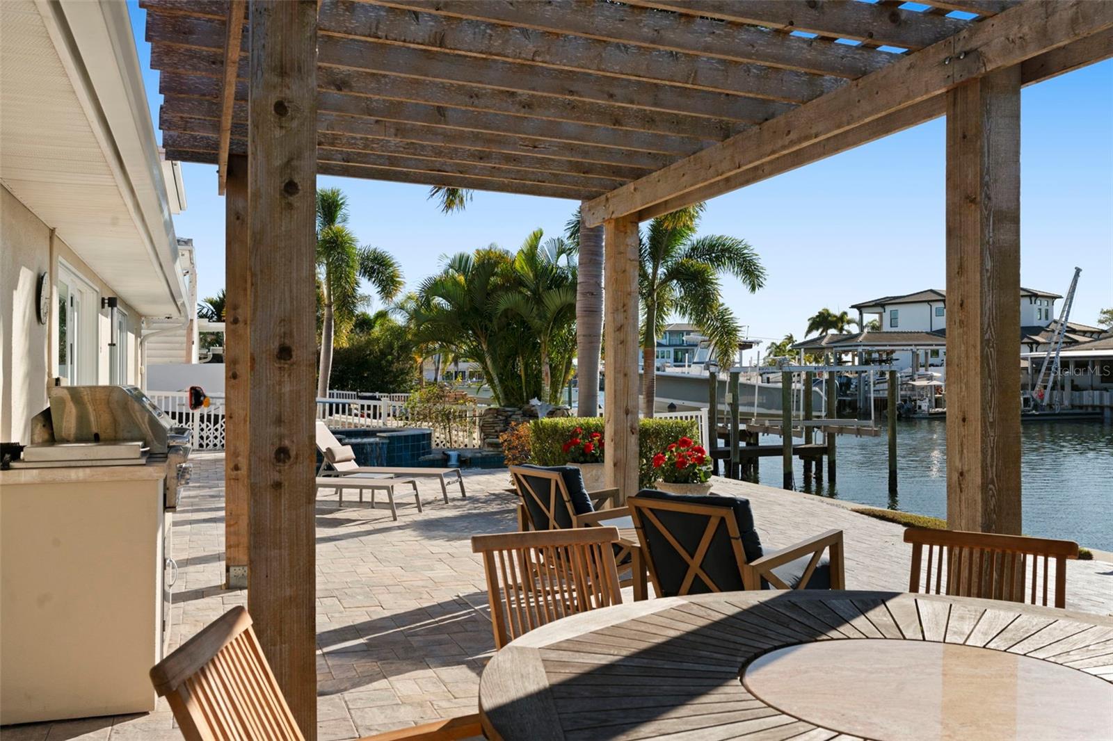 Listing photo id 55 for 3936 Versailles Drive