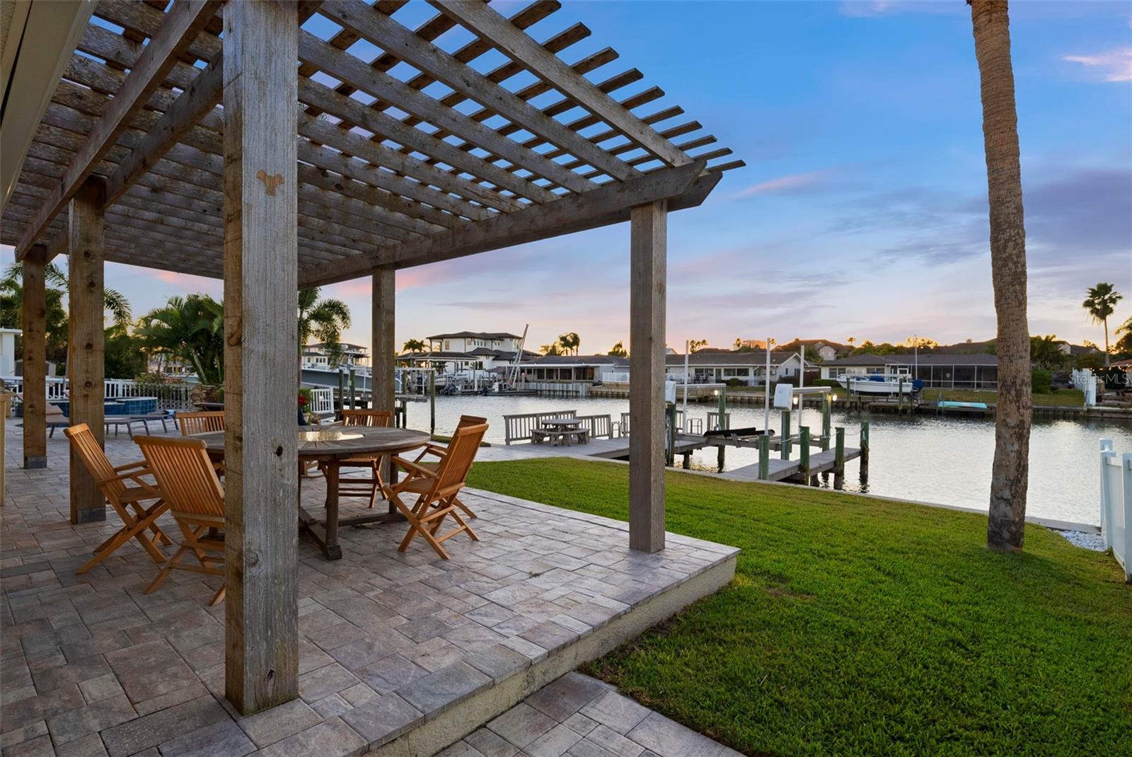 Listing photo id 57 for 3936 Versailles Drive