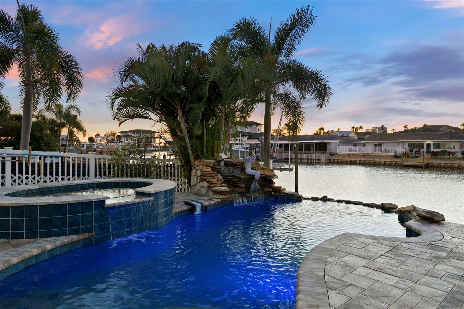 Listing photo id 4 for 3936 Versailles Drive