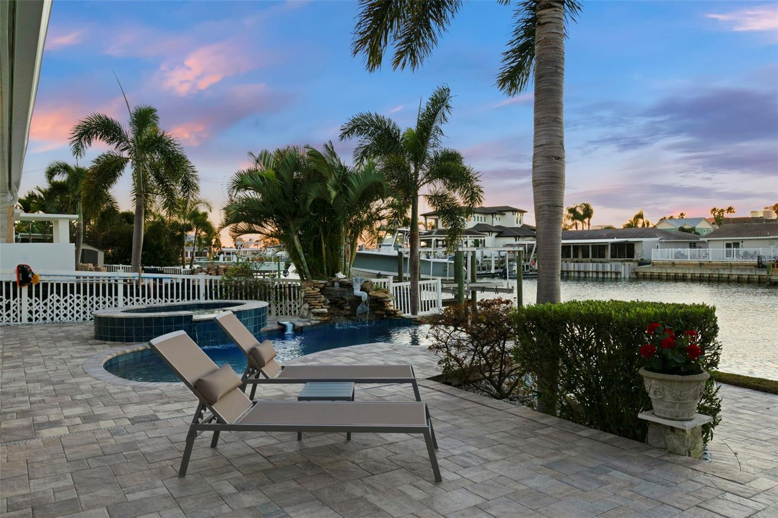 Listing photo id 60 for 3936 Versailles Drive