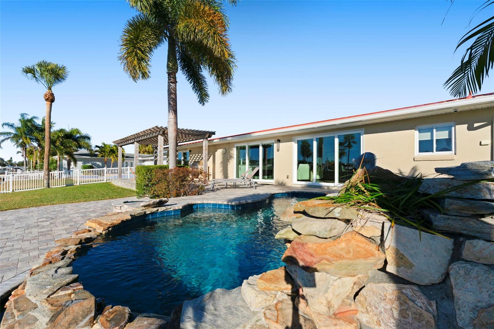 Listing photo id 61 for 3936 Versailles Drive