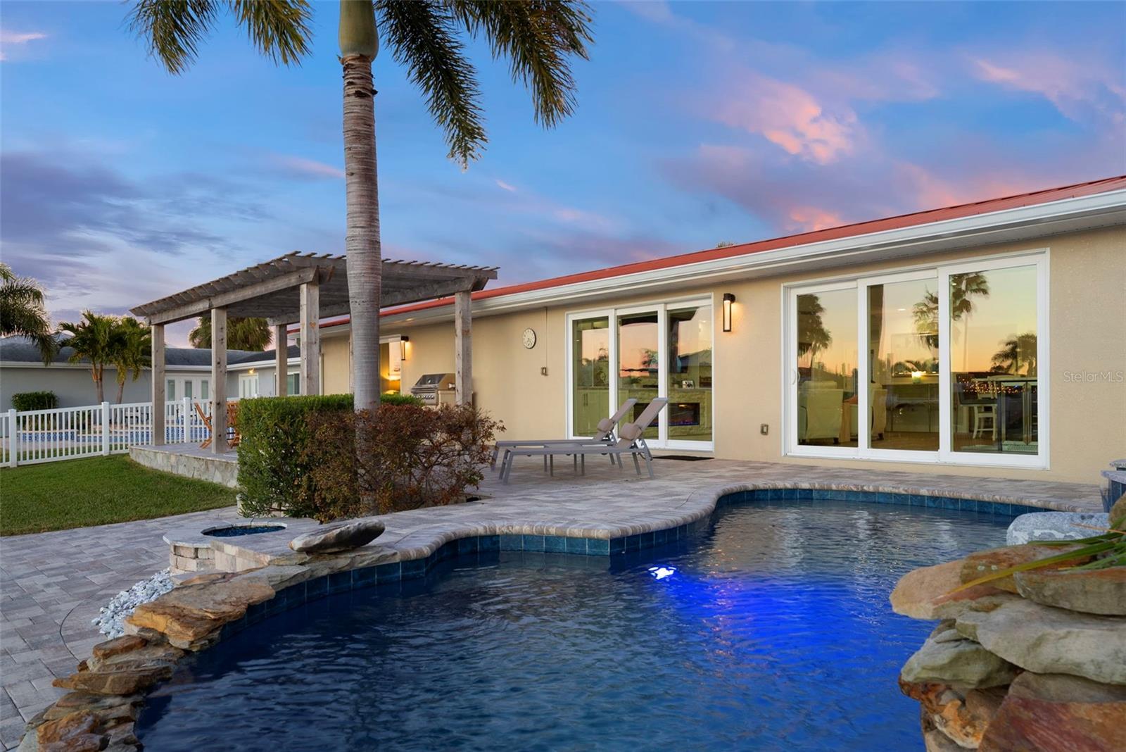 Listing photo id 62 for 3936 Versailles Drive