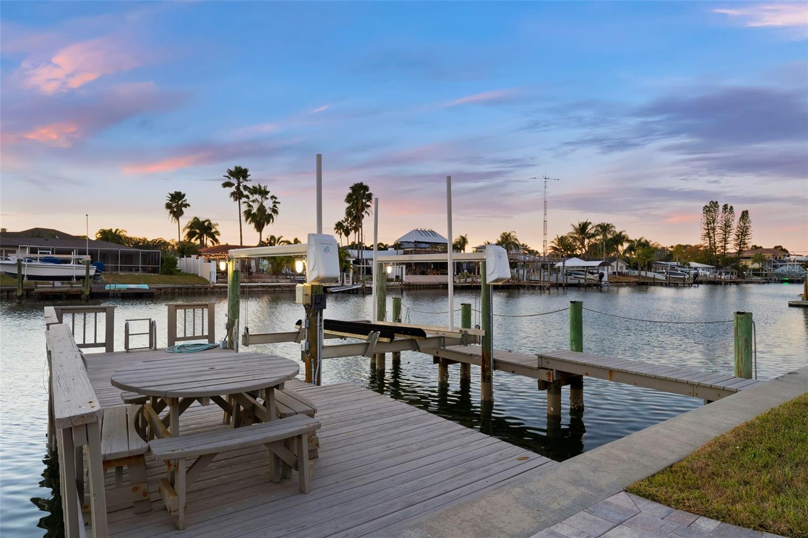 Listing photo id 65 for 3936 Versailles Drive