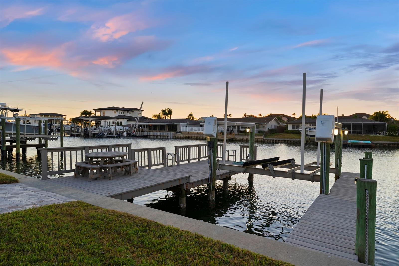 Listing photo id 66 for 3936 Versailles Drive