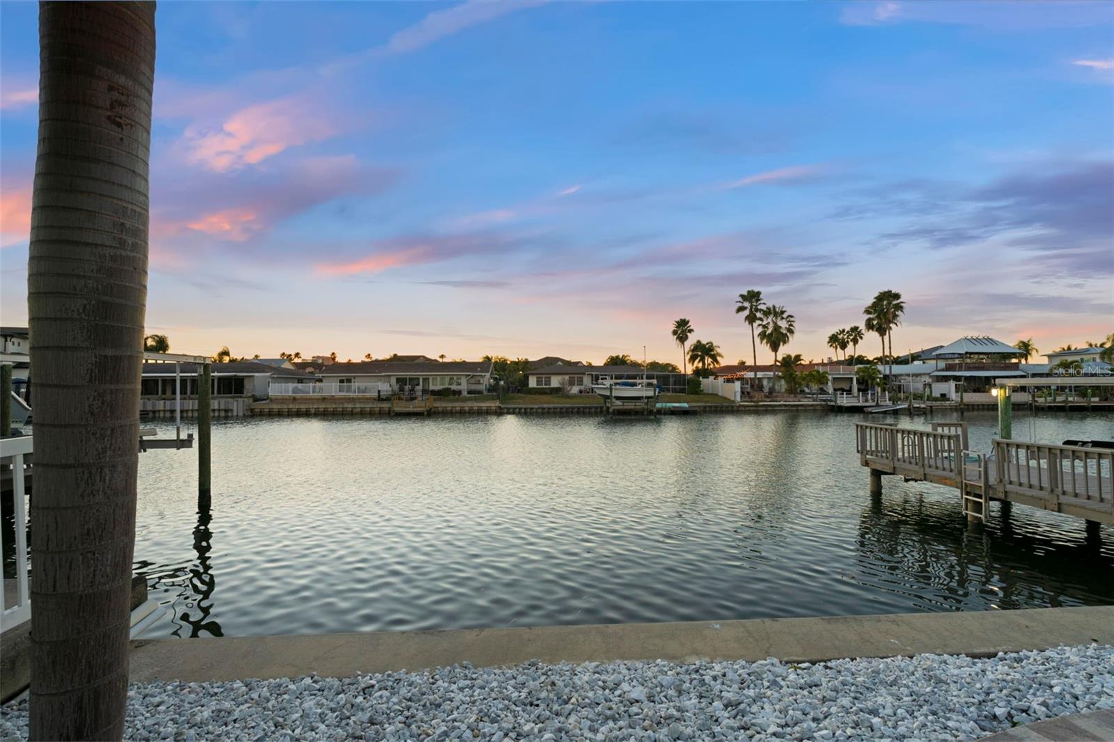 Listing photo id 67 for 3936 Versailles Drive