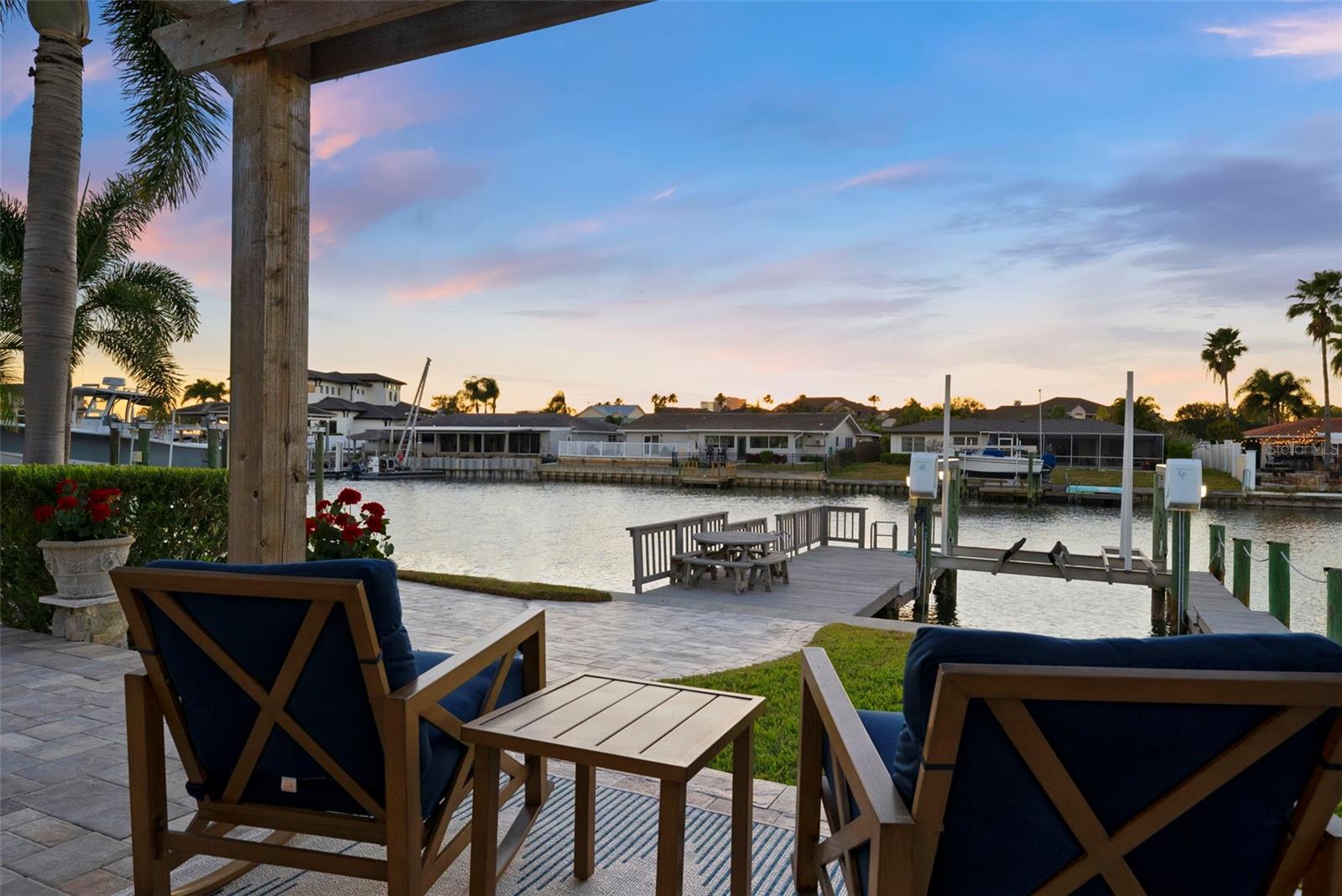 Listing photo id 5 for 3936 Versailles Drive