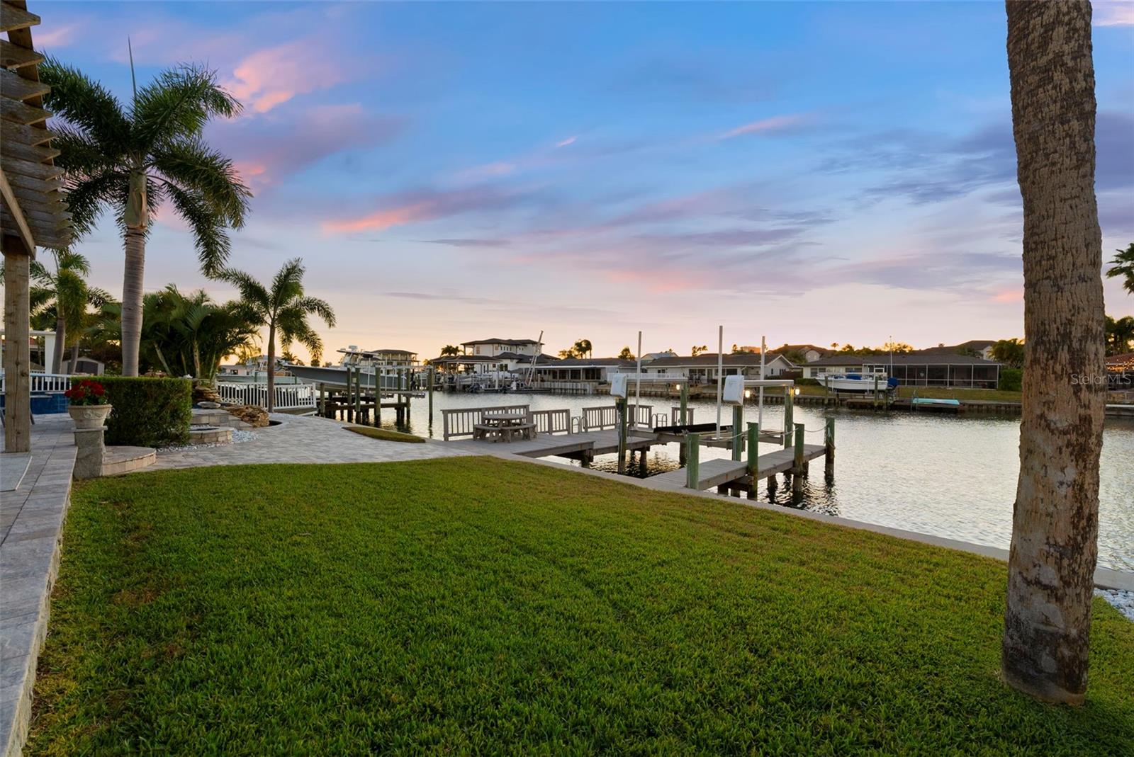 Listing photo id 7 for 3936 Versailles Drive