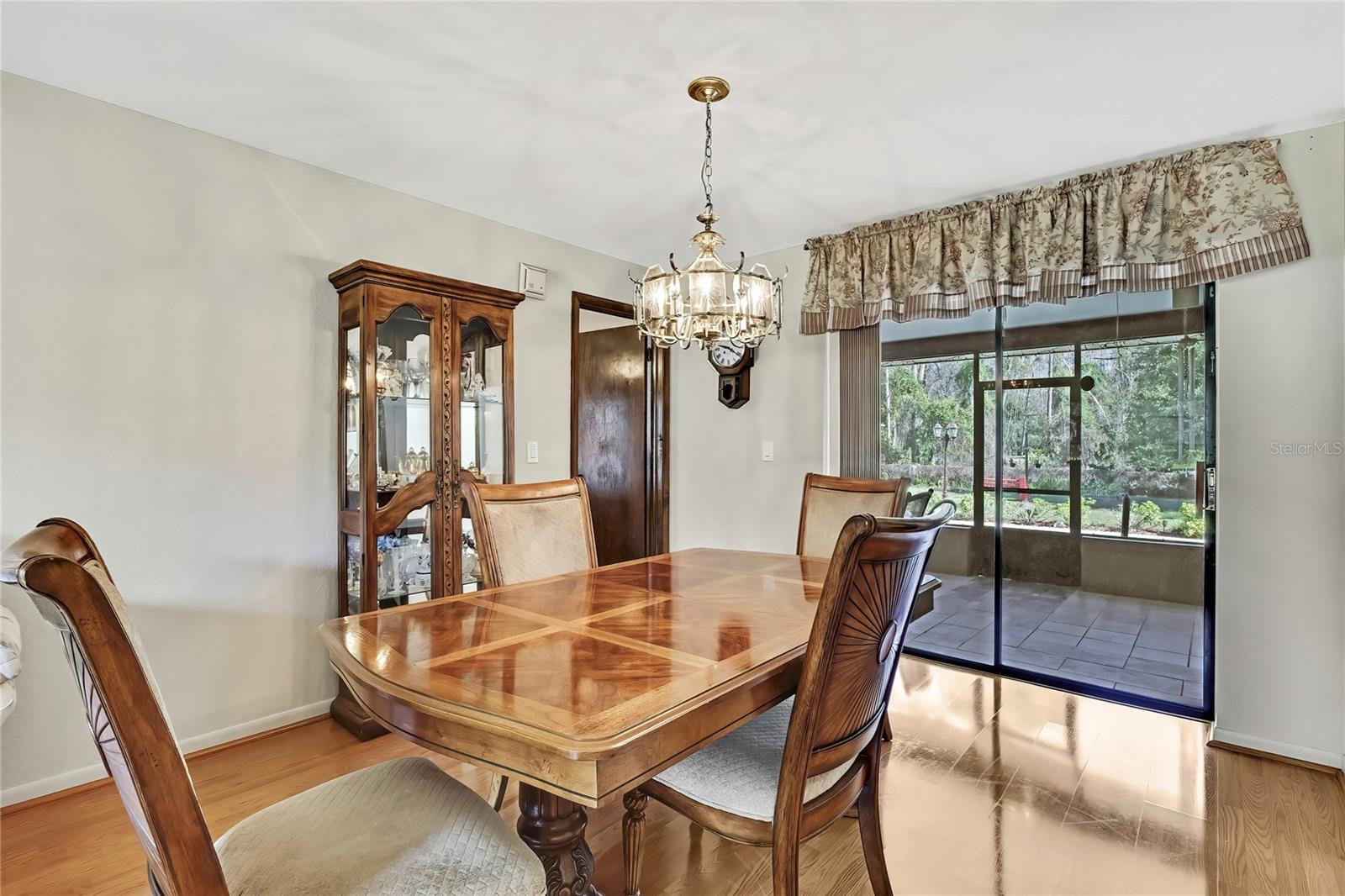 Listing photo id 8 for 6938 Coronet Drive