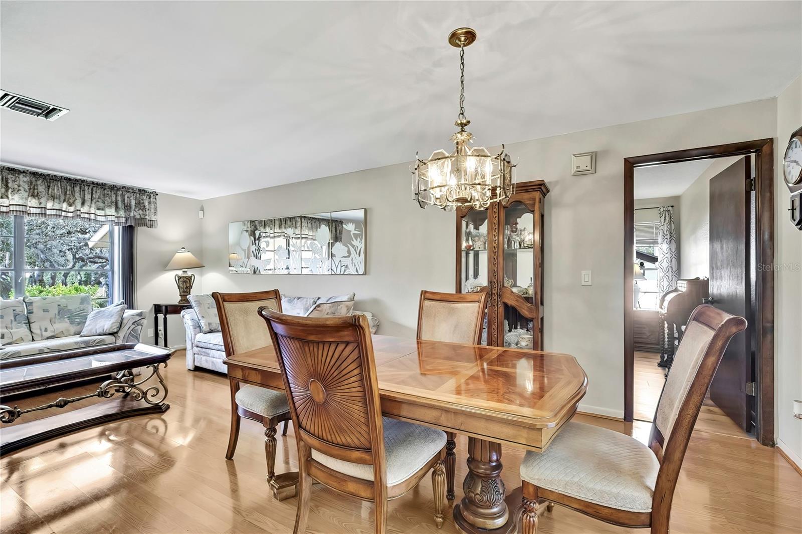 Listing photo id 9 for 6938 Coronet Drive