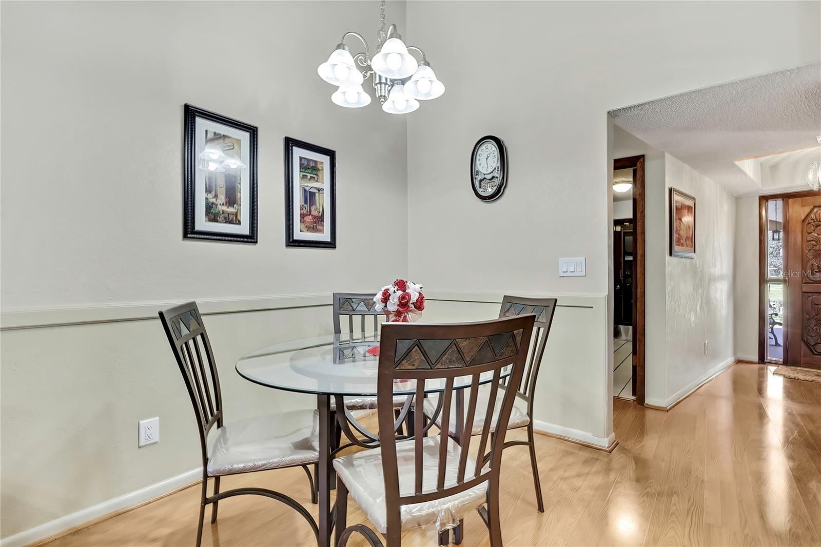 Listing photo id 10 for 6938 Coronet Drive