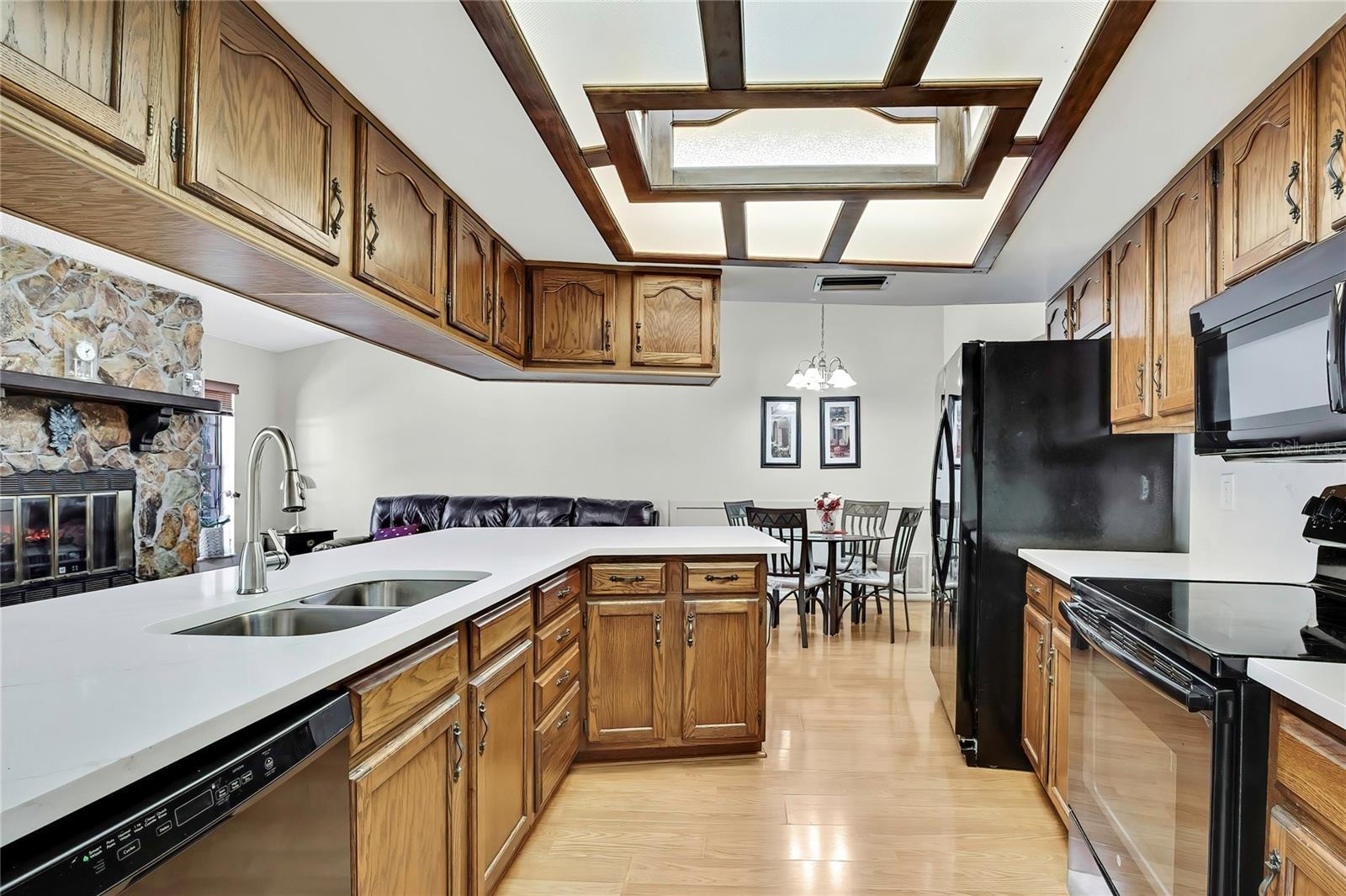 Listing photo id 11 for 6938 Coronet Drive