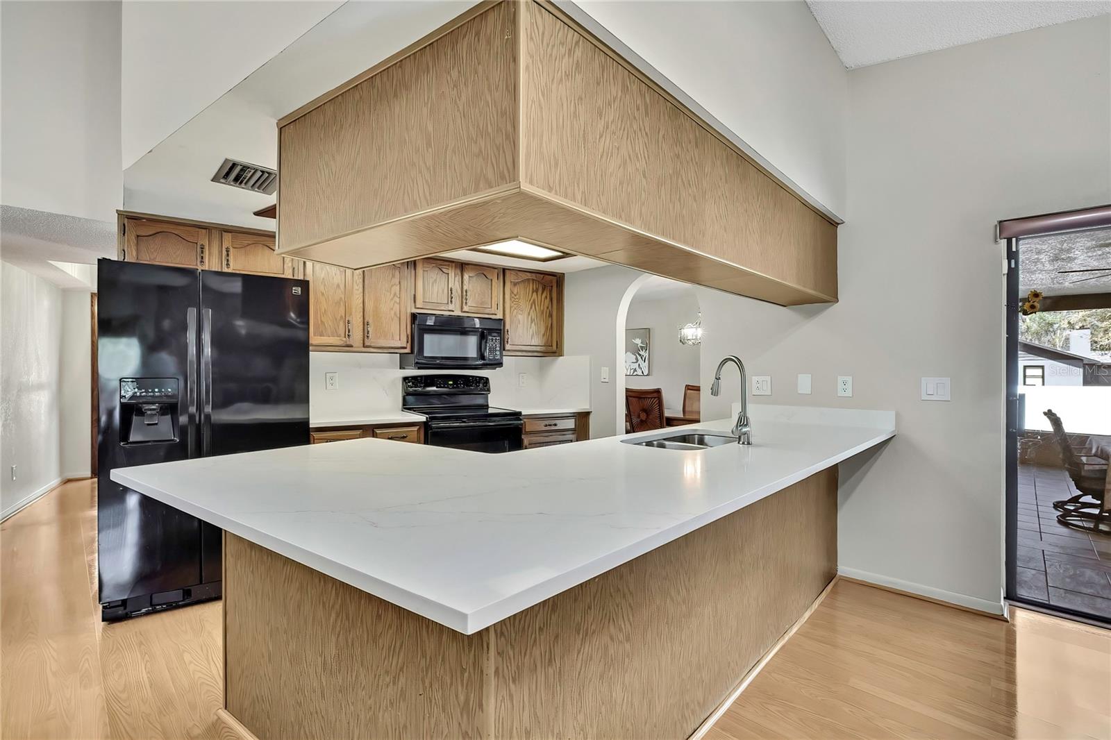 Listing photo id 12 for 6938 Coronet Drive