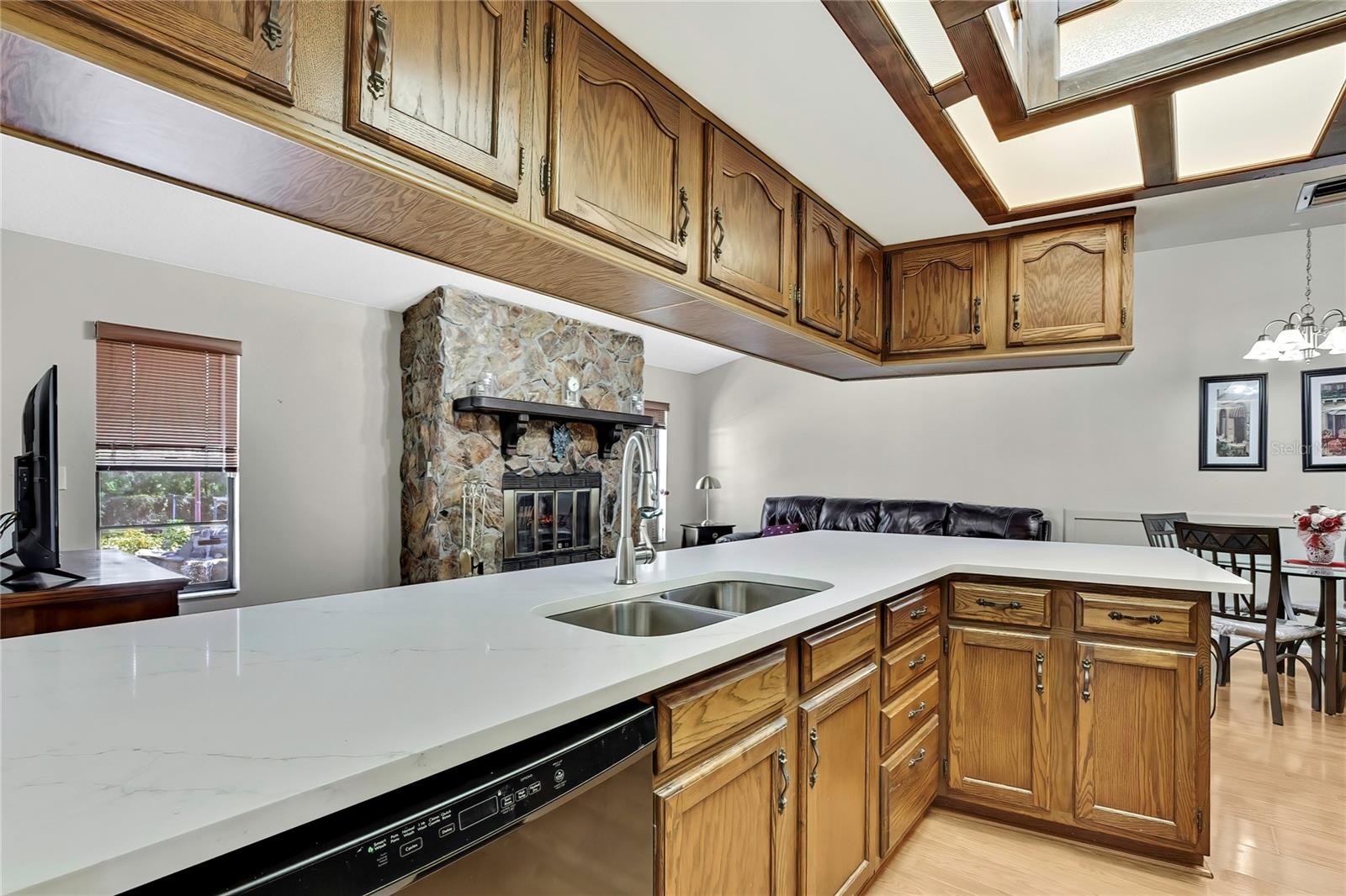 Listing photo id 13 for 6938 Coronet Drive